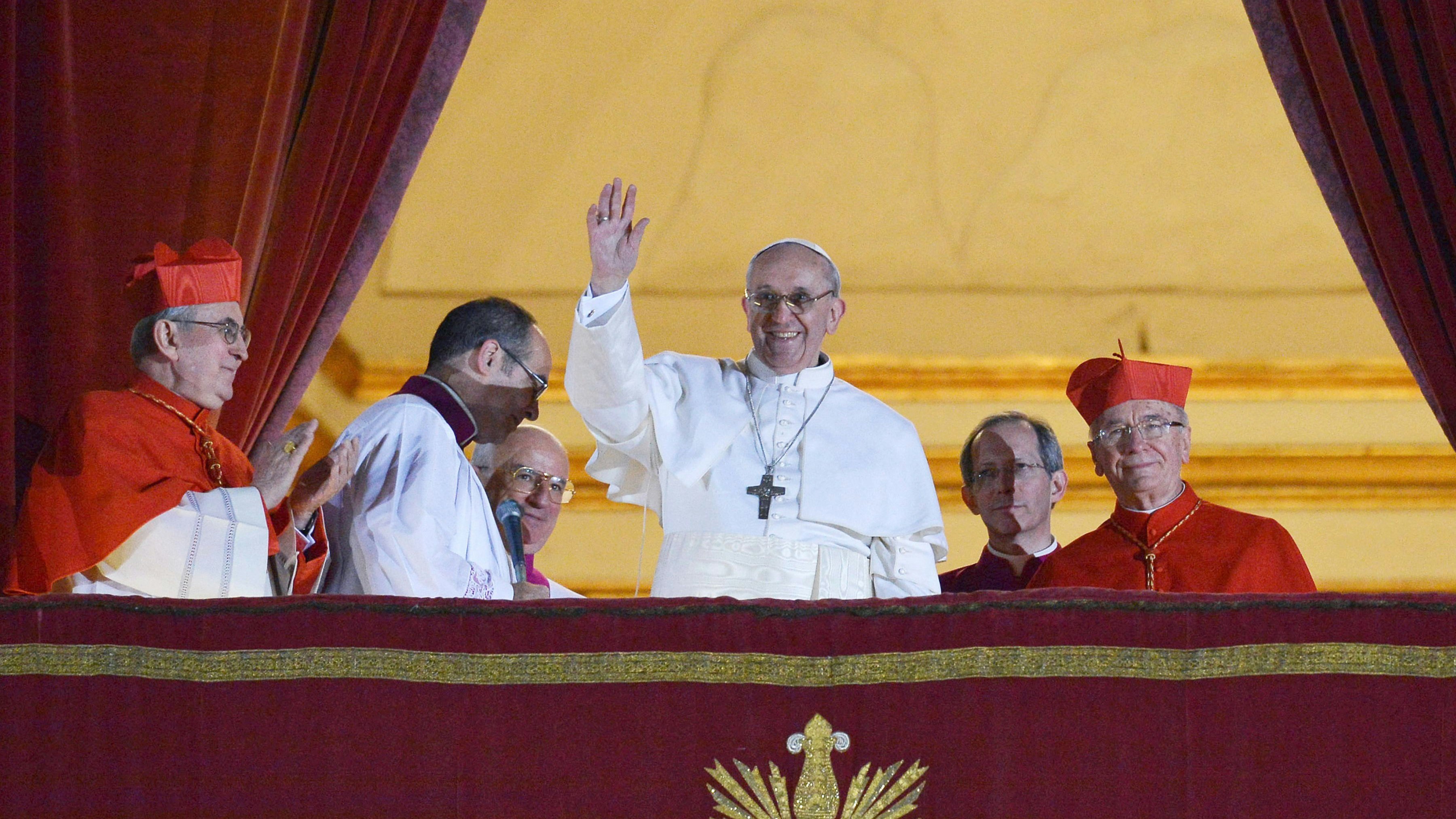 "Ich hatte keine Rede vorbereitet": Am 13. März 2013 wird der soeben gewählte Papst Franziskus den Gläubigen vorgestellt