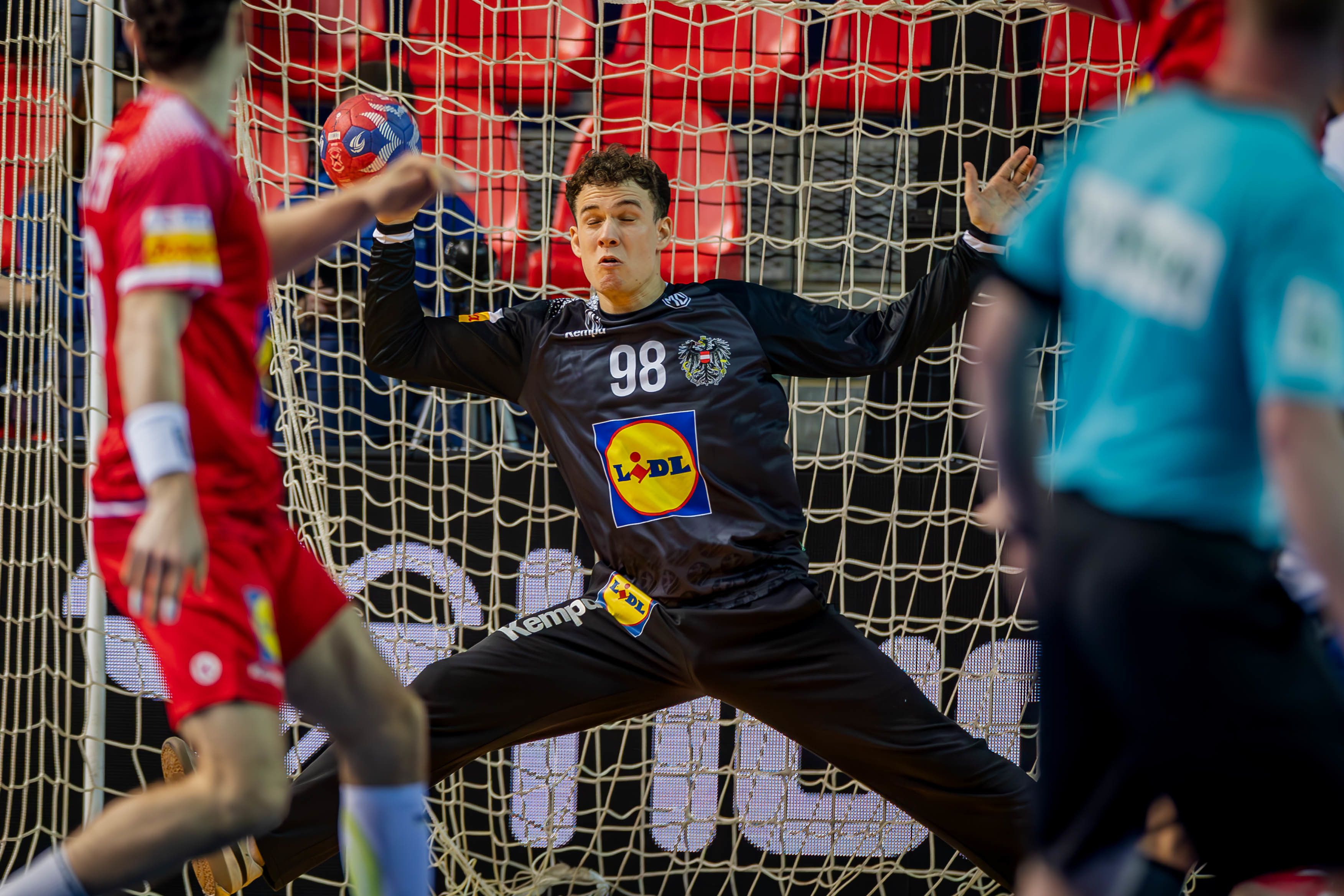 Goalie Konstantin Möstl siegt mit Österreich zum WM-Auftakt.