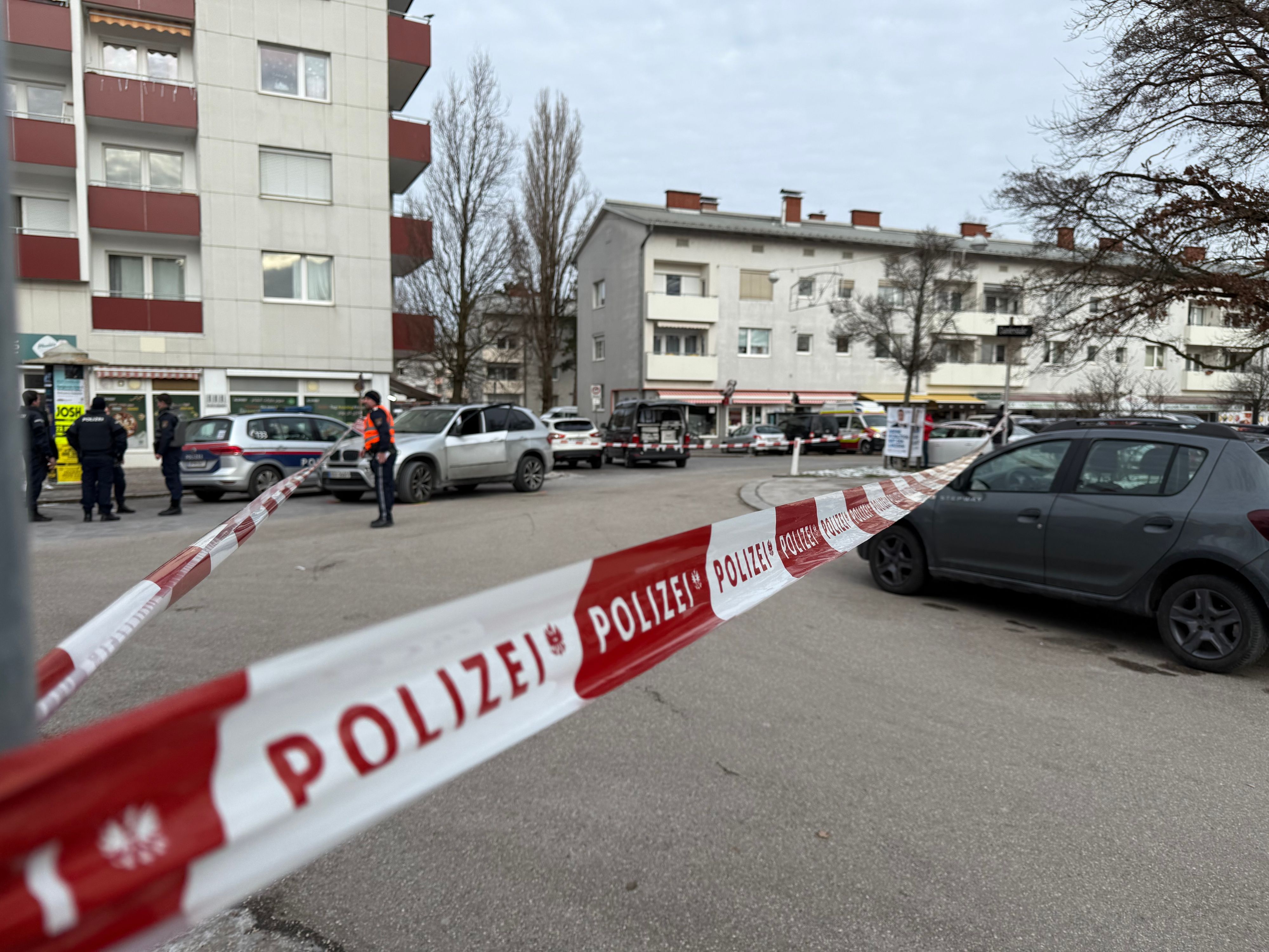 In der Neuen Heimat wurde ein Mann angeschossen. Die Bilder zeigen den Tatort in den Minuten nach der Bluttat.