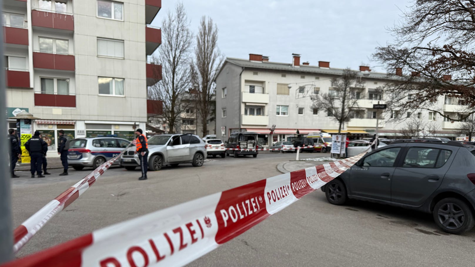 In der Neuen Heimat wurde ein Mann angeschossen. Die Bilder zeigen den Tatort in den Minuten nach der Bluttat.