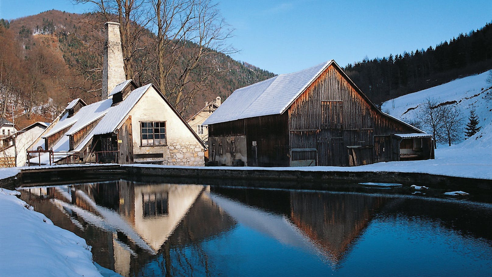 Blick auf das alte Hammerwerk "Hammer in der Öd" (auch Grabner-Hammer) in Gaming im Winter. Archivbild.