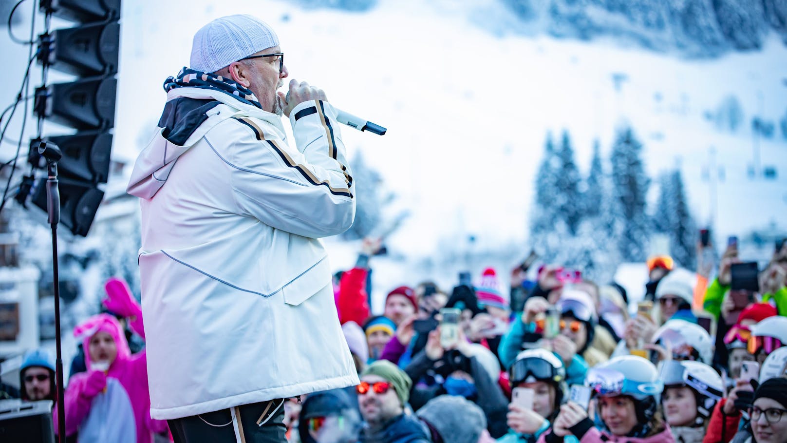 Nach fulminanten sieben Jahren der DJ Ötzi Gipfeltour laufen nun die Vorbereitungen für die achte Runde für das Jahr 2025 auf Hochtouren. „Back to the Roots“ – wie in den guten, alten Zeiten tourt Gerry Friedle mit Live-Show und DJ-Set durch die angesagtesten Skigebiete.