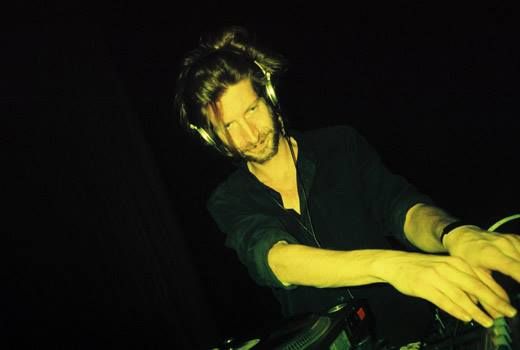 FM4-Moderator und DJ <strong>John Megill</strong> ist überraschend mit 51 Jahren verstorben.