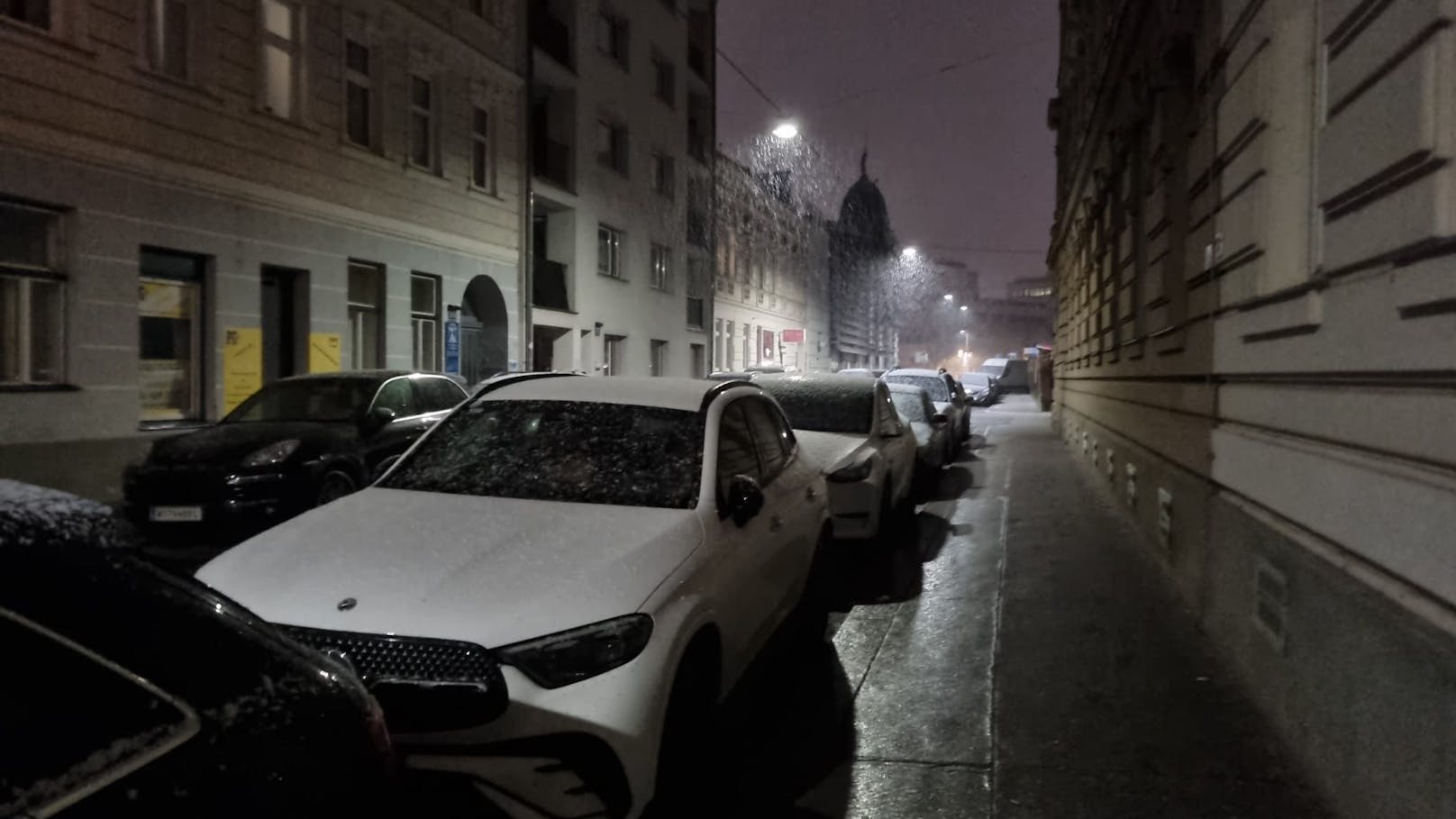 Gleich mehrere Bundesländer dürfen sich am Mittwoch über Schnee freuen – darunter auch die Bundeshauptstadt. "Heute" hat die Schneefotos aus den Bezirken.