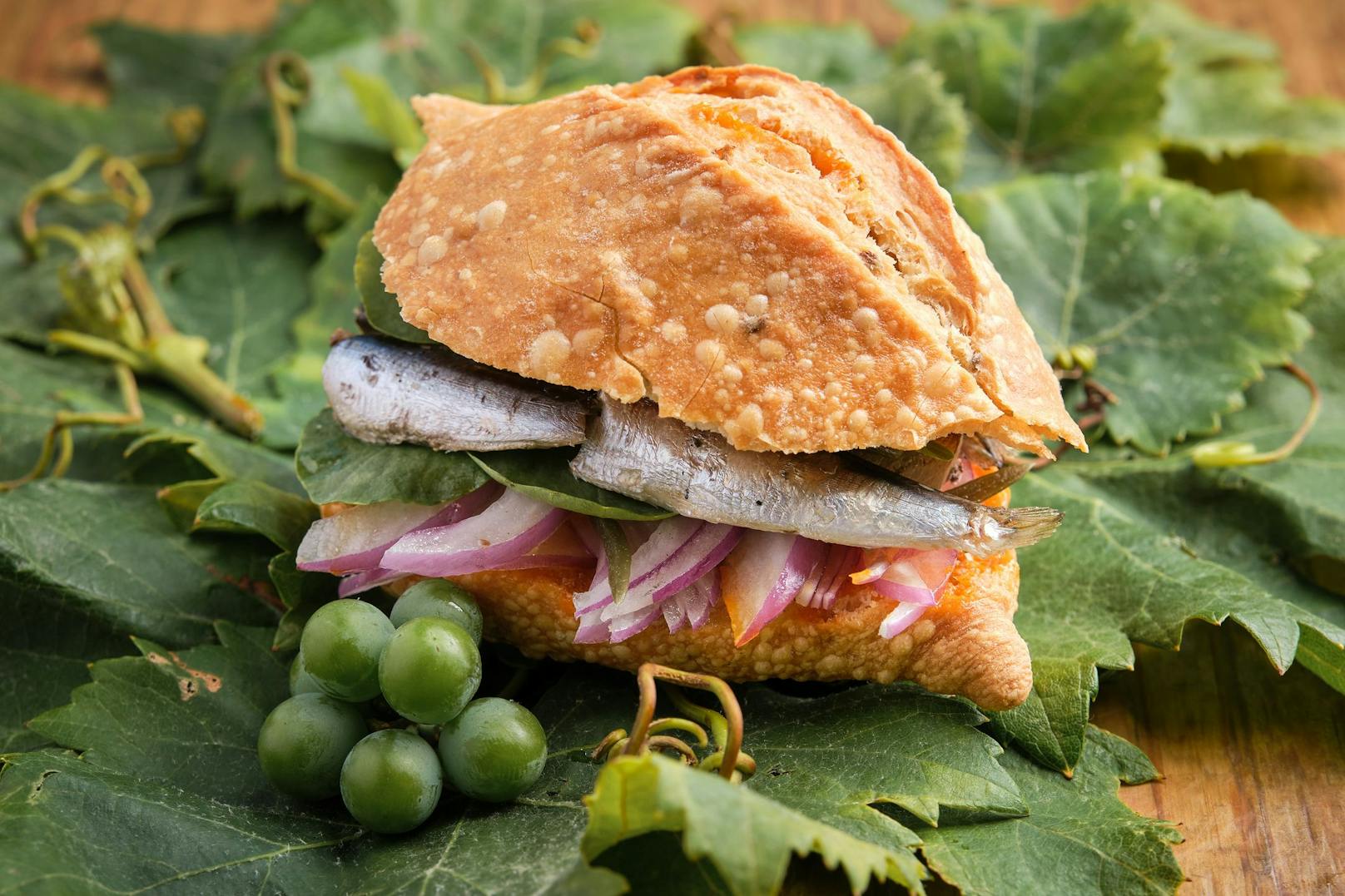 <strong>Platz 2: Bocadillo de Sardinas, Spanien (1,9)!</strong>&nbsp;Bocadillo de sardinas ist ein einfaches spanisches Sandwich, gefüllt mit Sardinen aus der Dose. Für das Sandwich wird in der Regel ein spanisches Baguette verwendet, aber auch andere Brotsorten wie Ciabatta oder Vollkornbrot können verwendet werden.&nbsp;Das Sandwich kann zusätzlich nach Belieben belegt werden. Oft kommen noch Paprika, Tomaten, Koriander, Zwiebeln, Oliven oder Grillgemüse dazu.