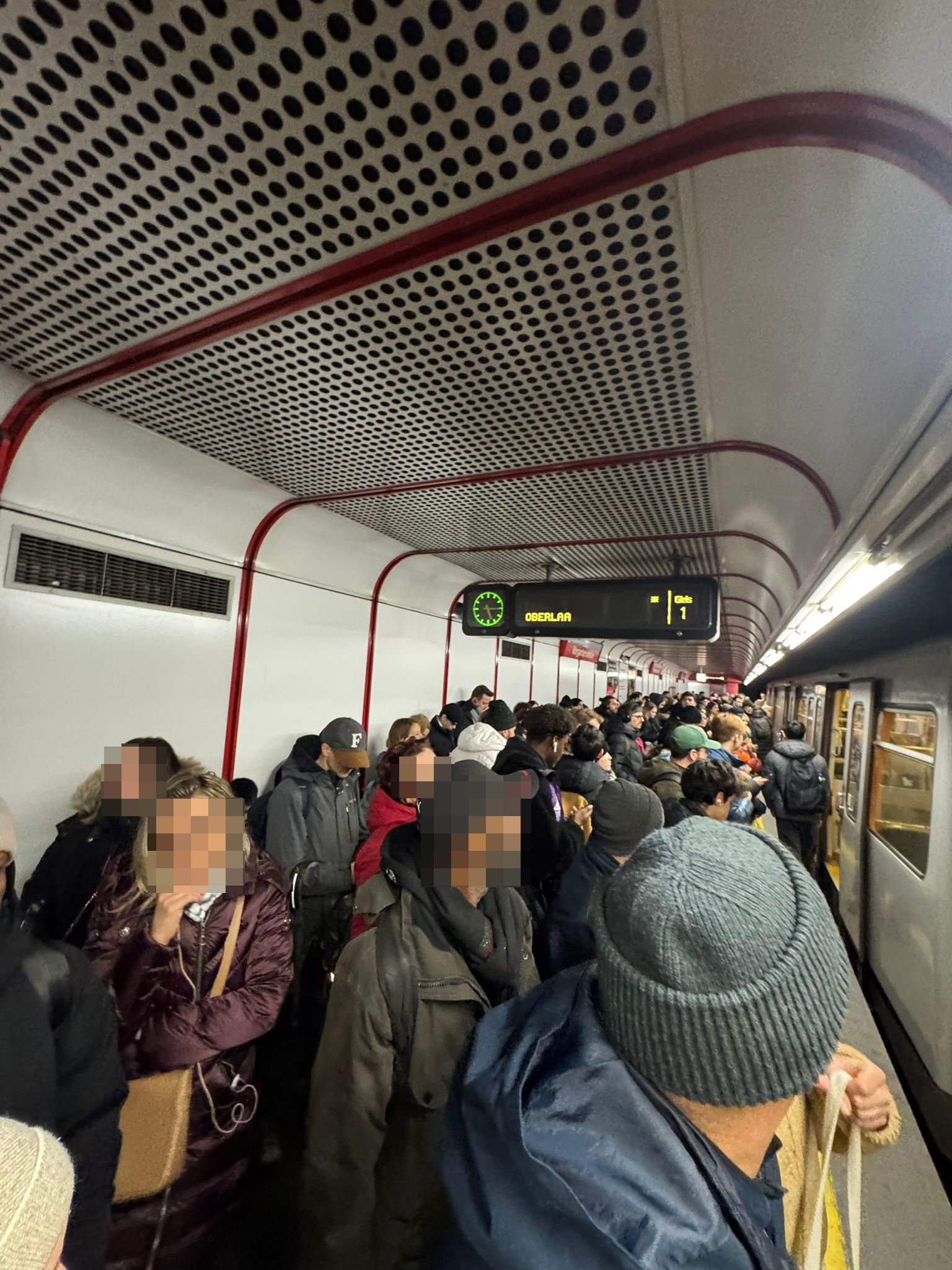Ein defektes Fahrzeug in der Station Kaisermühlen sorgte für Verzögerungen. 