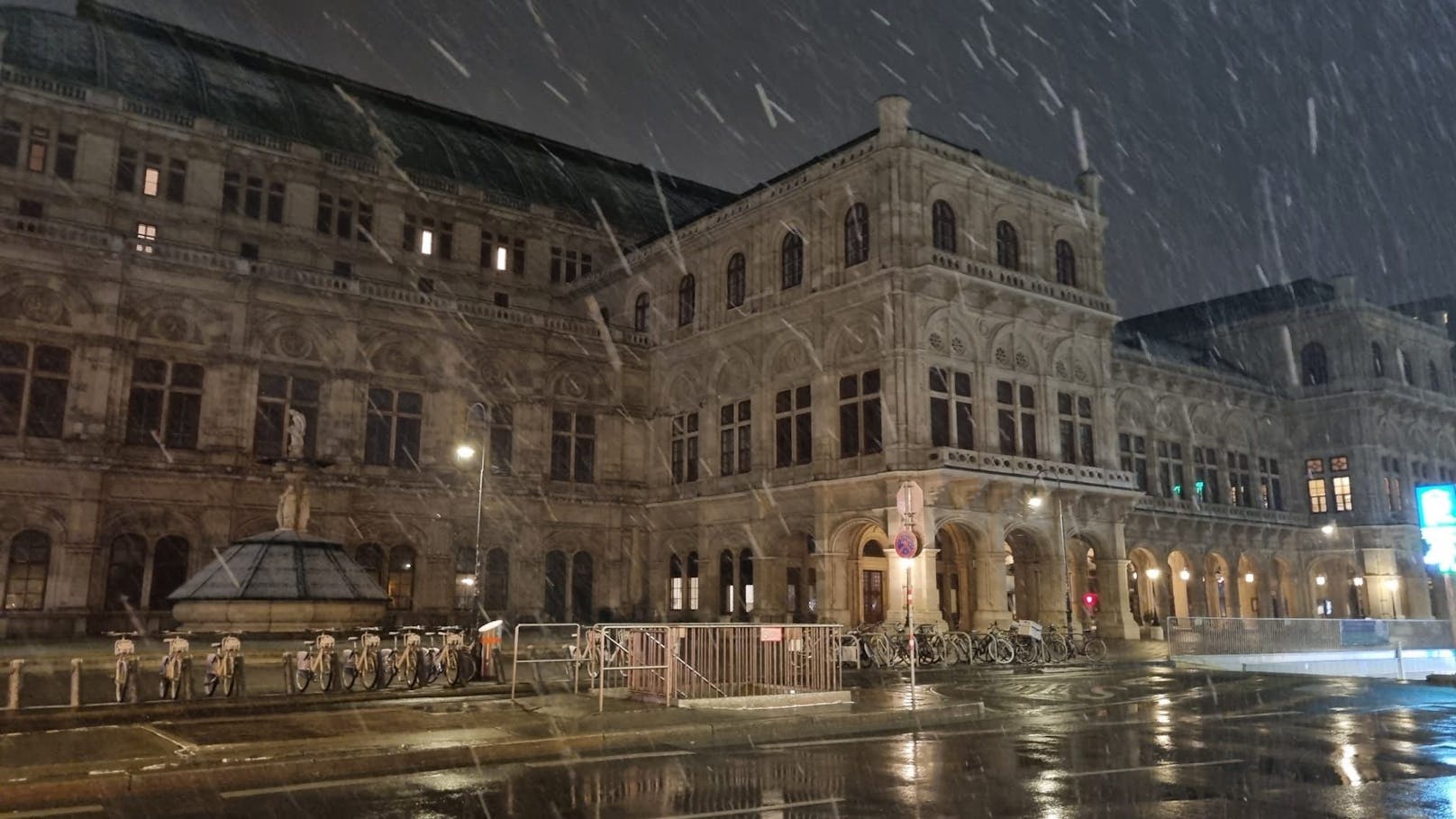 Gleich mehrere Bundesländer dürfen sich am Mittwoch über Schnee freuen – darunter auch die Bundeshauptstadt. "Heute" hat die Schneefotos aus den Bezirken.