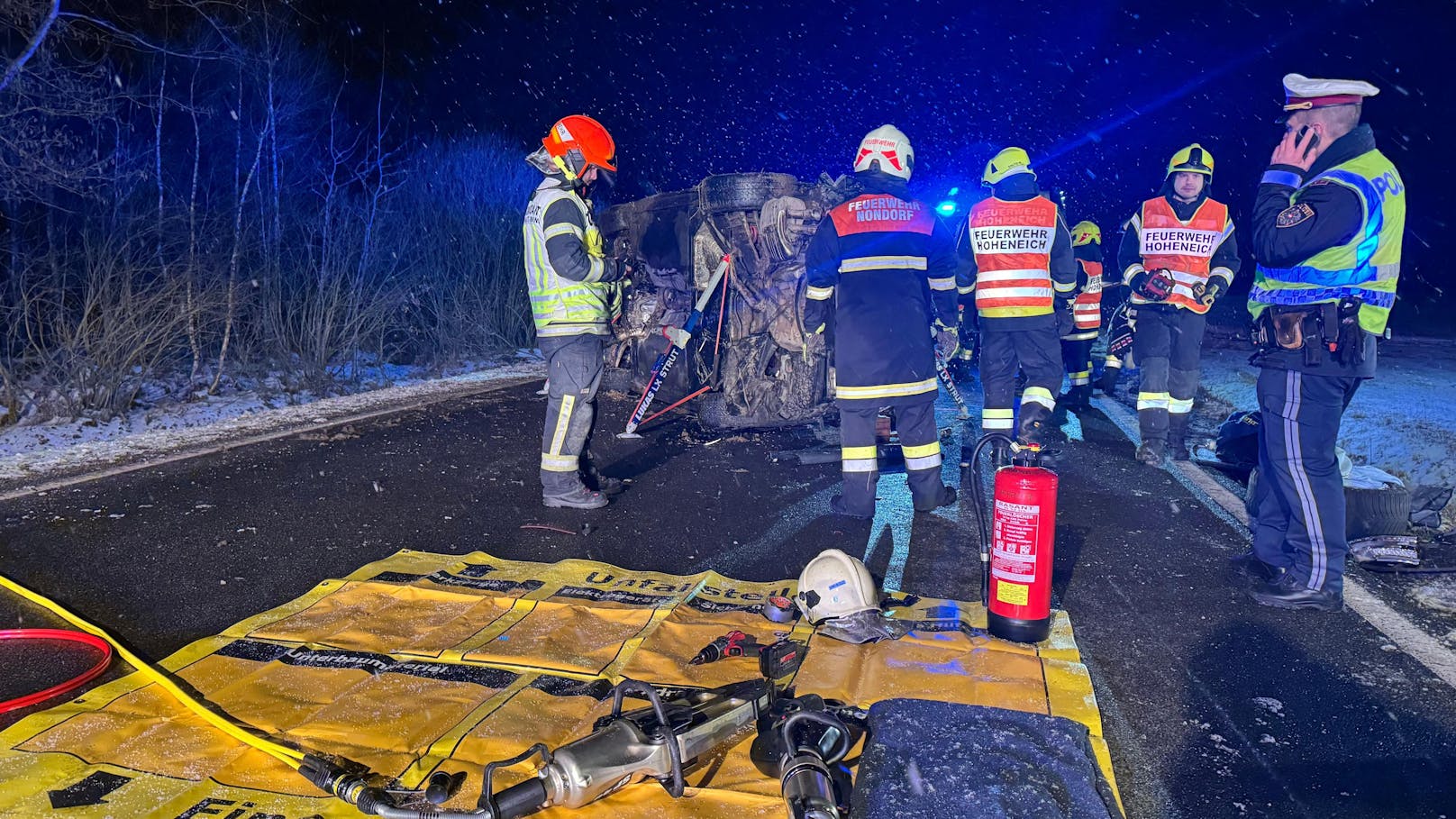 Schwerer Unfall bei Nondorf: Die Feuerwehr im Einsatz