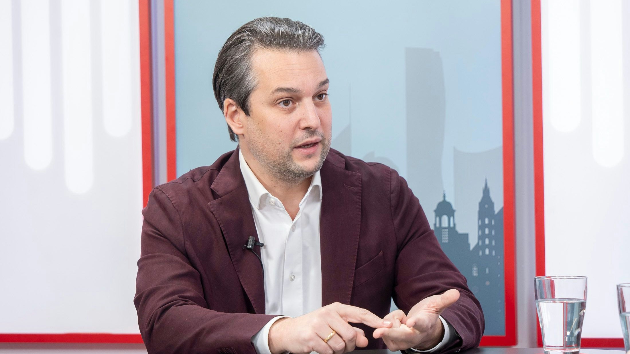 der vorsitzende der fpö wien, dominik nepp, beim studiointerview mit clemens ostric, 20250114 foto: helmut graf/tageszeitung heute