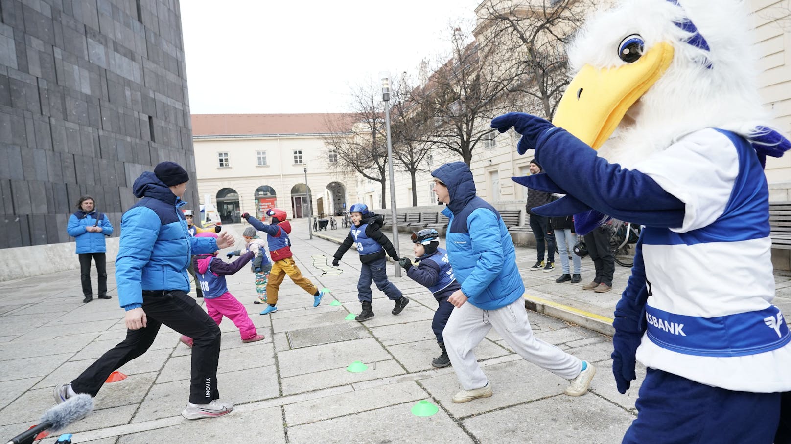 Das Maskottchen sorgt für Stimmung