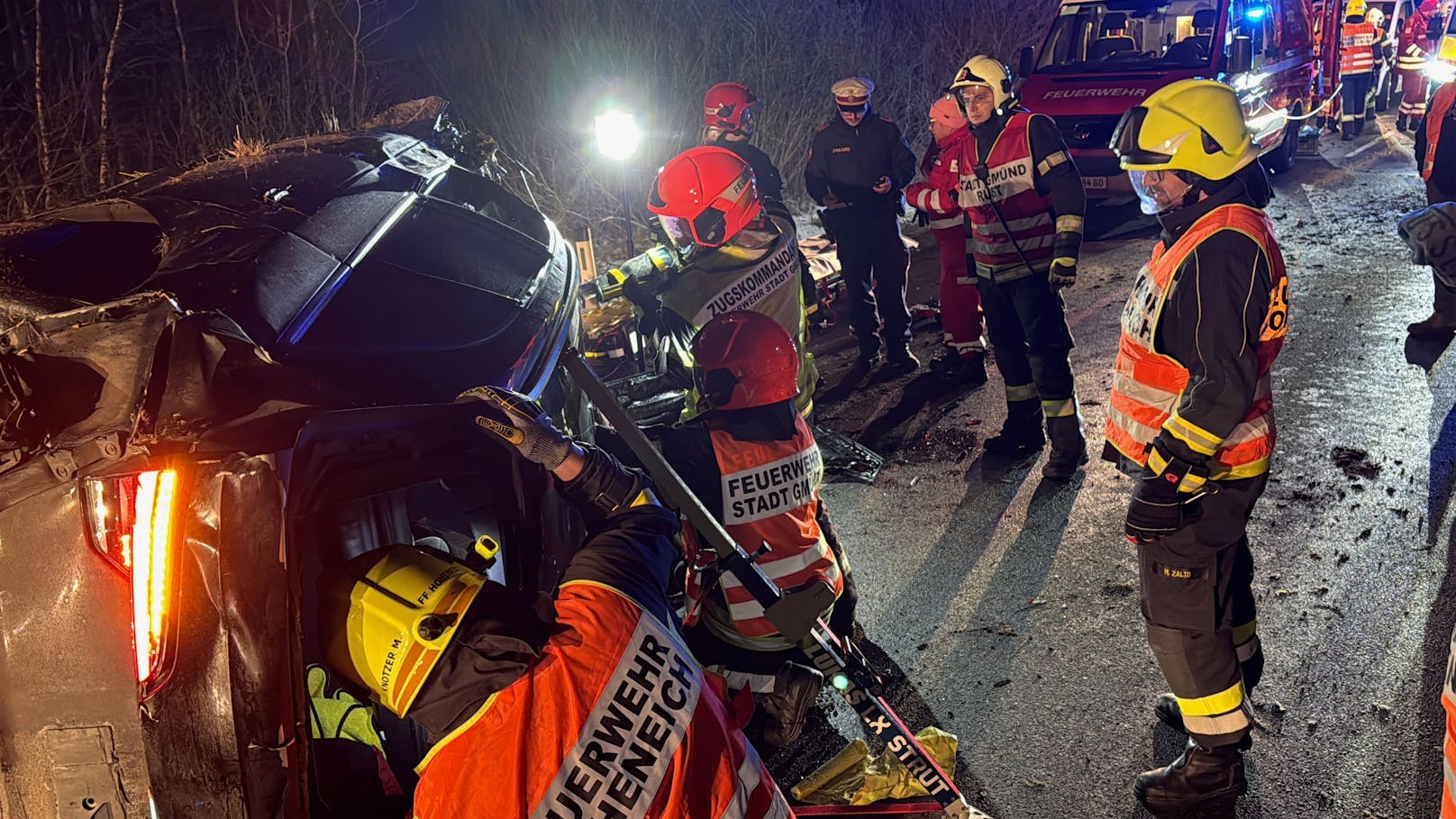 Schwerer Unfall bei Nondorf: Die Feuerwehr im Einsatz