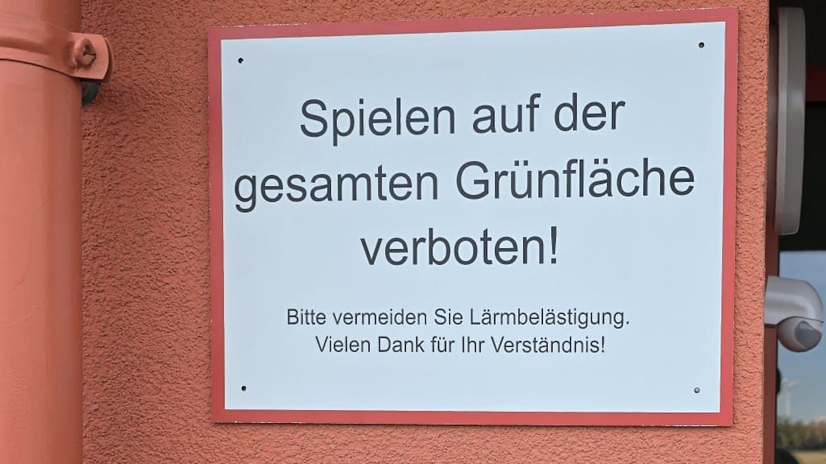 Zuerst bewarb man die neuen Mietwohnungen als besonders familienfreundlich, doch dies soll sich nun geändert haben, wie <a data-li-document-ref="120000242" href="https://www.heute.at/s/unsere-leserreporter-nummer-solltest-du-abspeichern-120000242">Leserreporter-Fotos</a> zeigen.