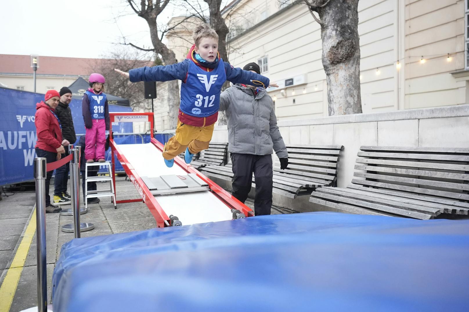 Flugspaß für Kinder – Begeistert heben die Nachwuchs-Skispringer bei der Stadtadler-Aktion ab.