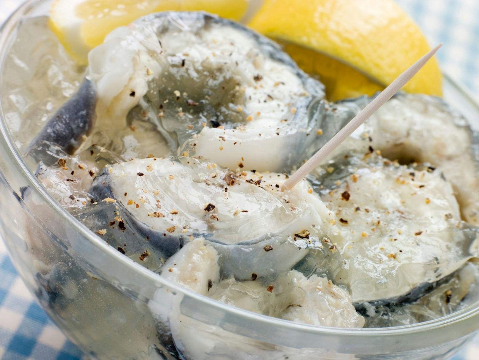 <strong>Platz 5: Jellied eels (Aal in Aspik), England (2,1)!</strong> Aal in Aspik ist ein traditionelles Straßengericht aus London. Ursprünglich war es eine billige und einfache Möglichkeit, ein gutes Gericht zuzubereiten, da es in der Themse reichlich einheimischen Aal gab. Der zerhackte Aal wird in Kräutern gekocht. Beim Abkühlen produziert der Fisch seine eigene Gelatine.