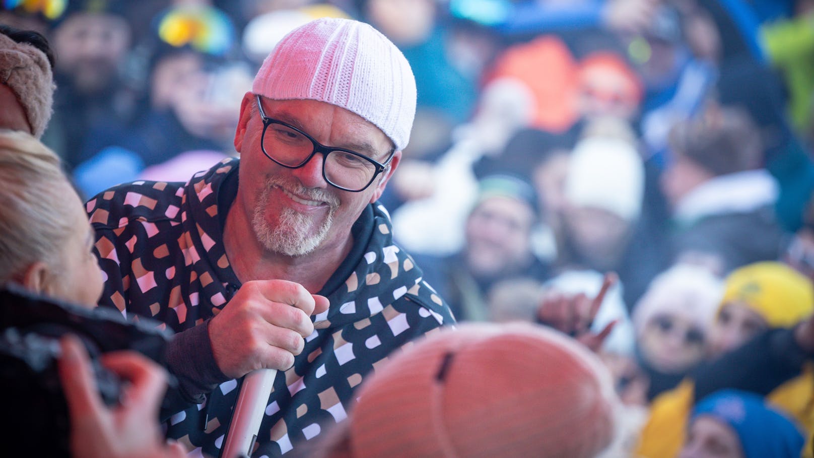 Nach fulminanten sieben Jahren der DJ Ötzi Gipfeltour laufen nun die Vorbereitungen für die achte Runde für das Jahr 2025 auf Hochtouren. „Back to the Roots“ – wie in den guten, alten Zeiten tourt Gerry Friedle mit Live-Show und DJ-Set durch die angesagtesten Skigebiete.