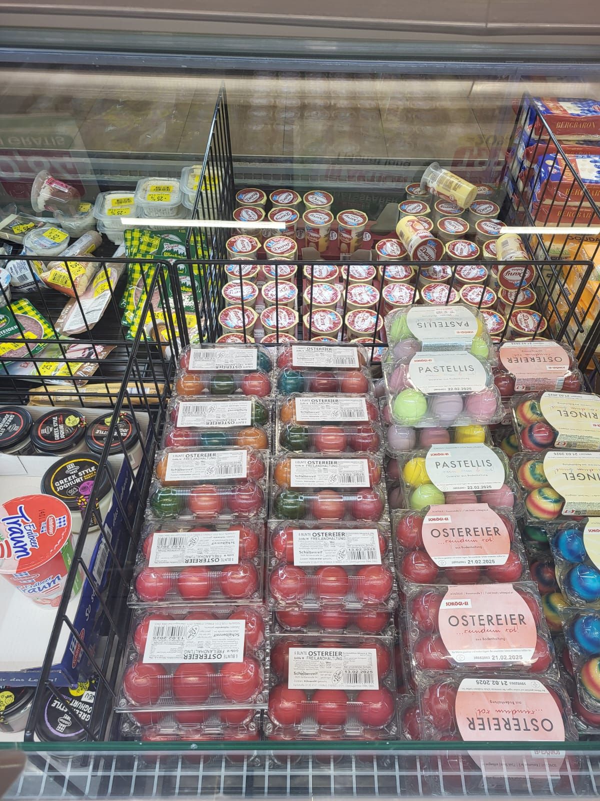Kaum ist Weihnachten vorbei, findet man wieder Ostereier in den Regalen.