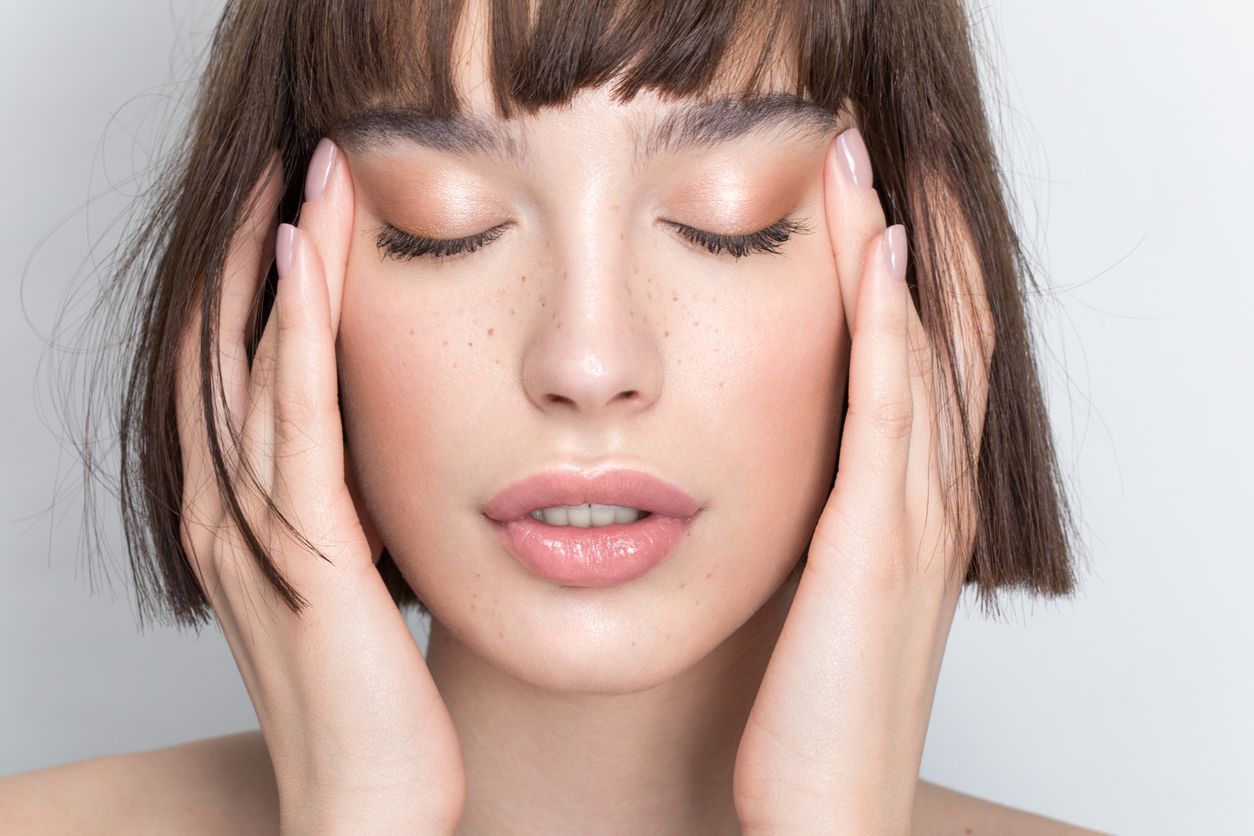 Der Griff ins Gesicht fällt dir vielleicht kaum auf, trotzdem kann er helfen, deinen Stress zu lindern.