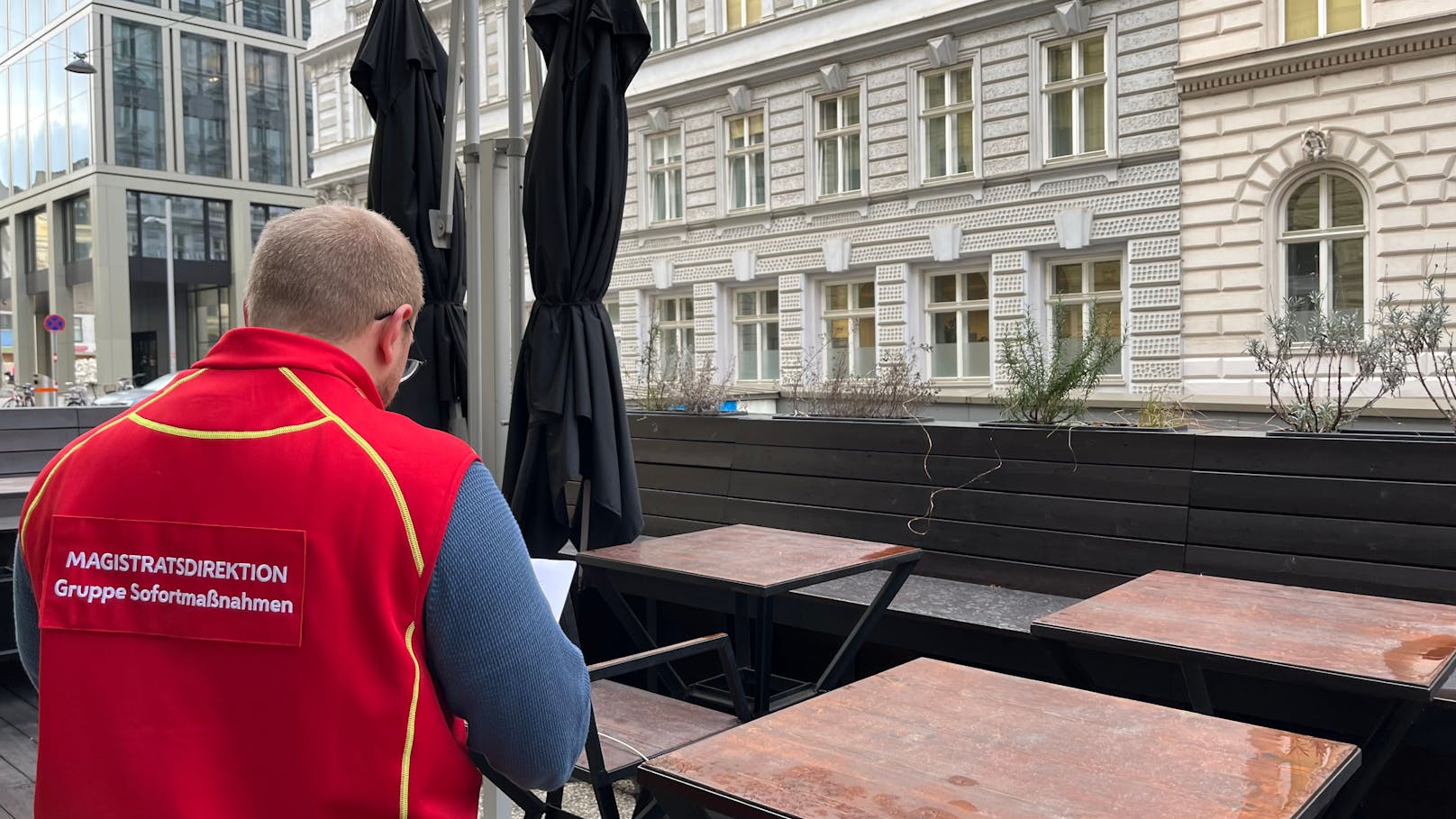 Ein Mitarbeiter des Einsatzteams Sofortmaßnahmen bei einer Schanigarten-Kontrolle – laufende Maßnahmen sollen Zweckentfremdung verhindern.