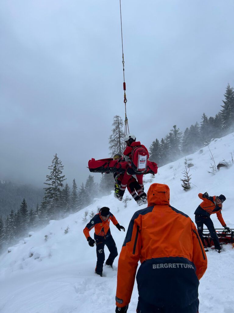 Der 50-Jährige konnte schließlich doch vom Hubschrauber ins Krankenhaus gebracht werden.