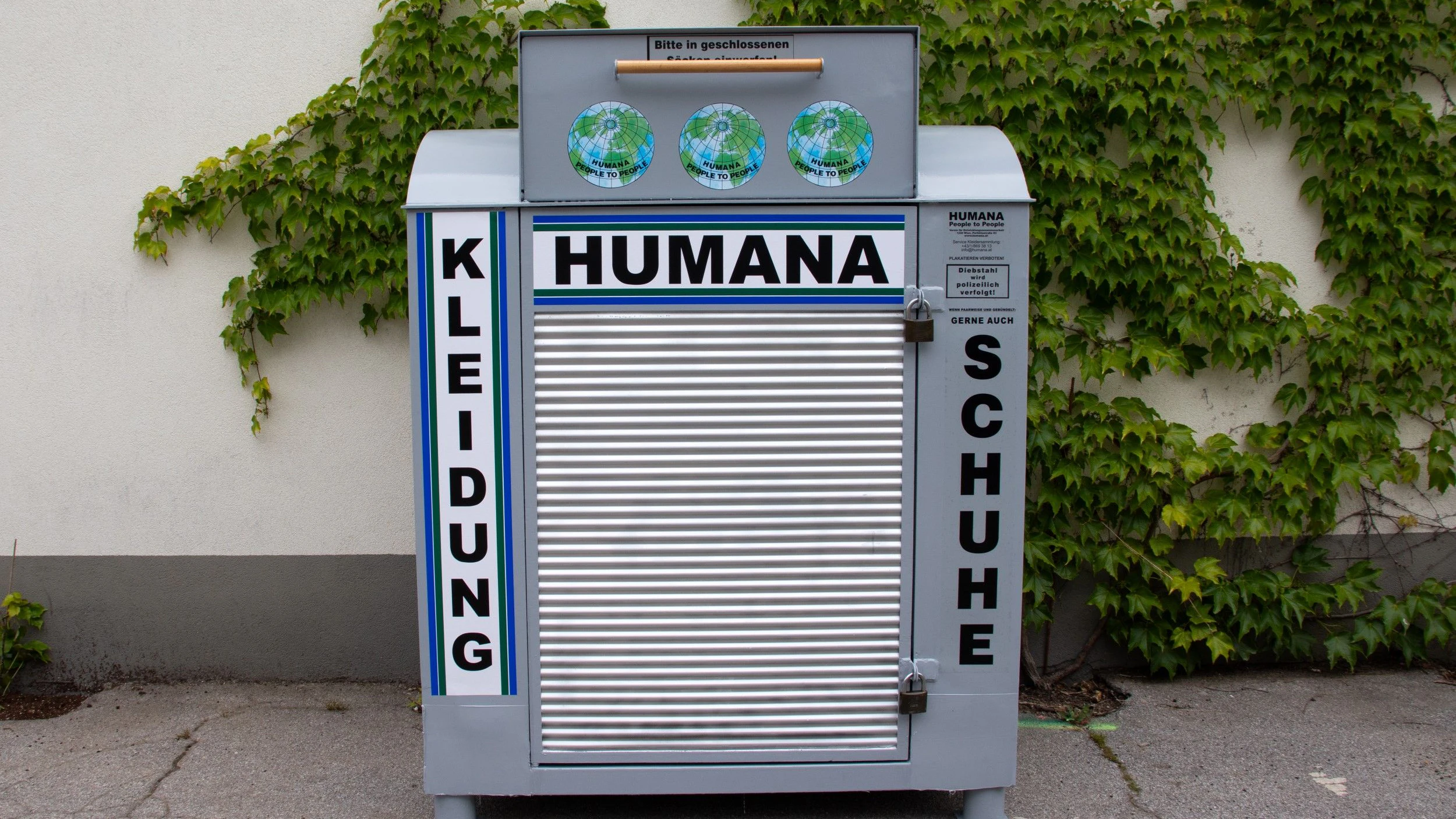 Leider landen immer öfter auch alte Geräte, Möbel oder sogar ungewollte Hundewelpen in den Kleiderboxen von Humana.