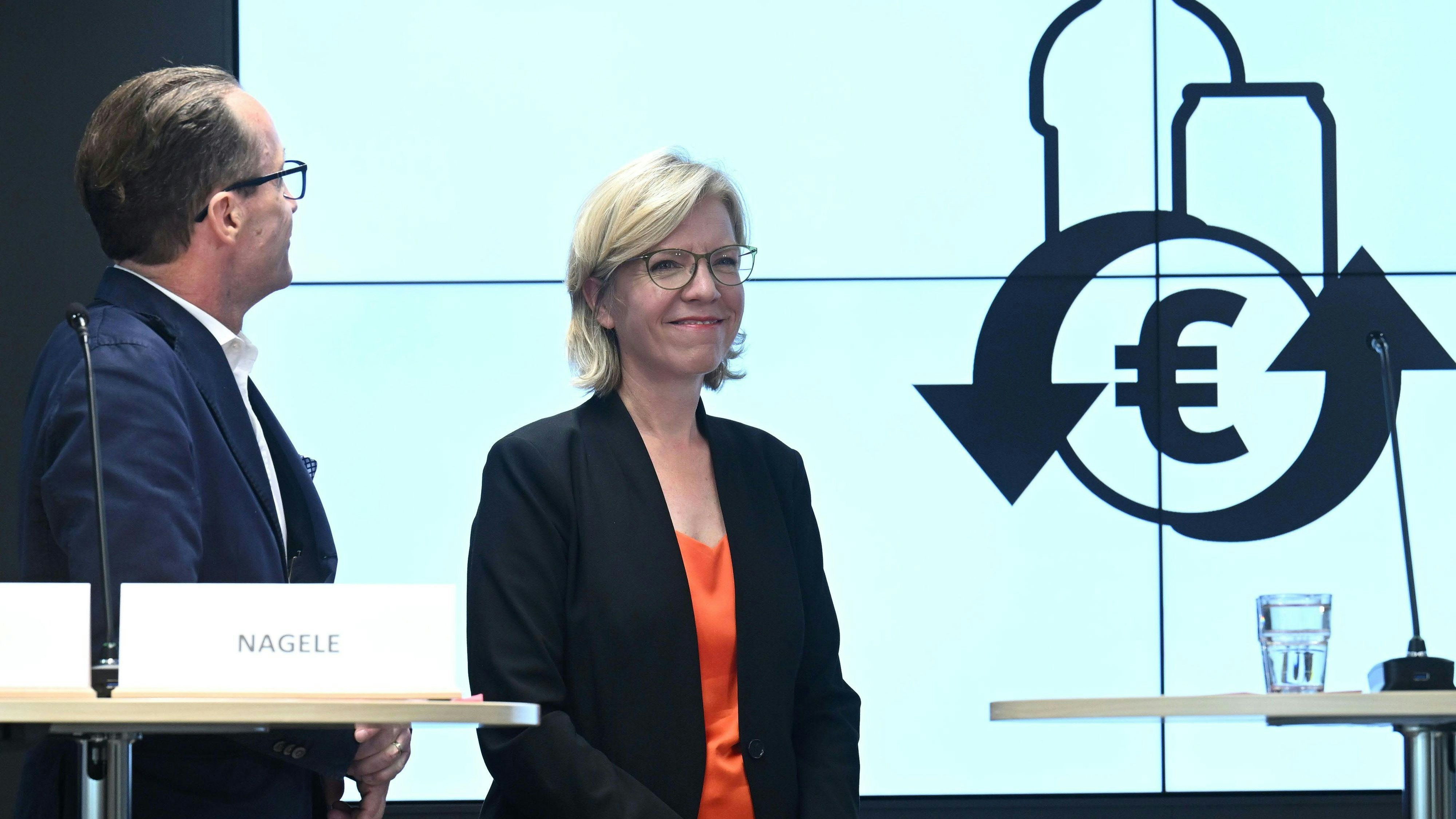 Grünes Prestigeprojekt: Umweltministerin Leonore Gewessler und Robert Nagele von Billa bei der Präsentation des Einwegpfand-Systems im September 2023