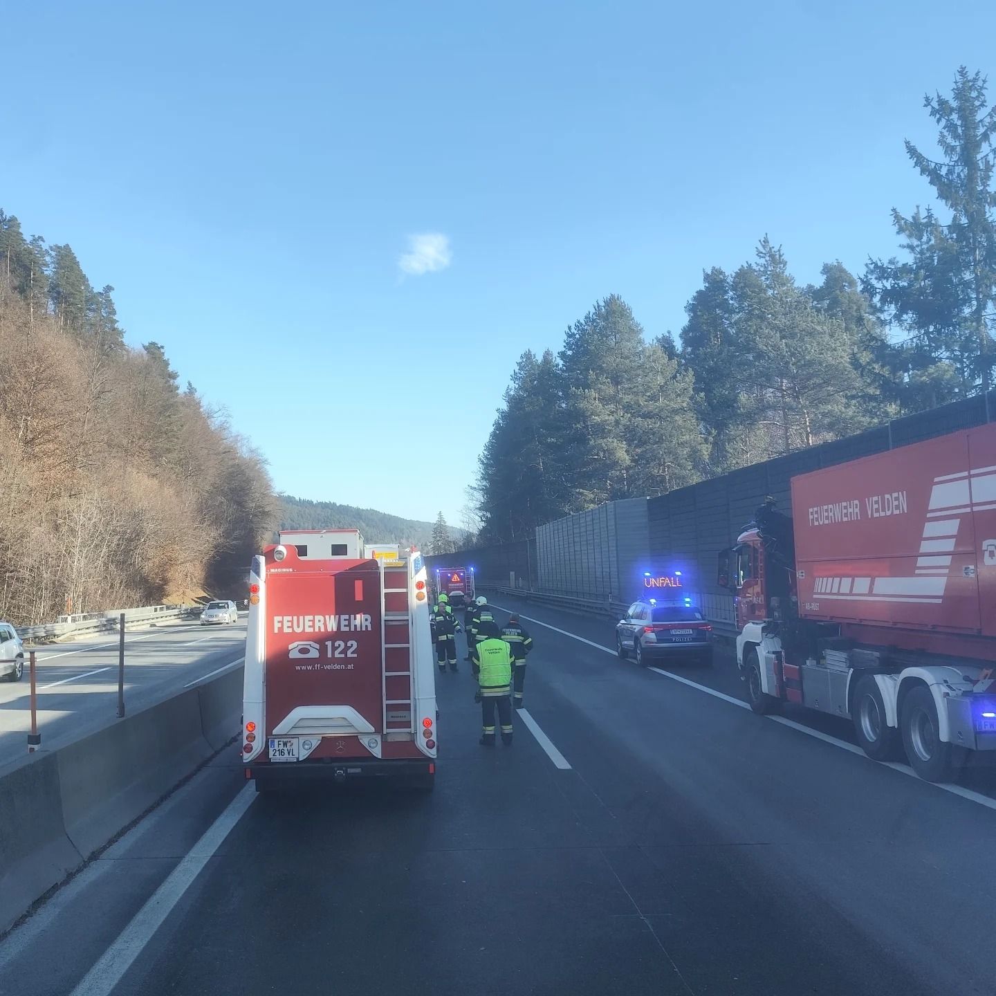 Die Einsatzkräfte waren rasch vor Ort und kümmerten sich um die Verletzten.