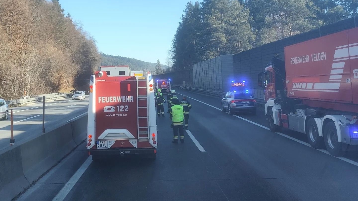 Heute.at - Schwerer Unfall auf A2 – Heli landet auf Autobahn
