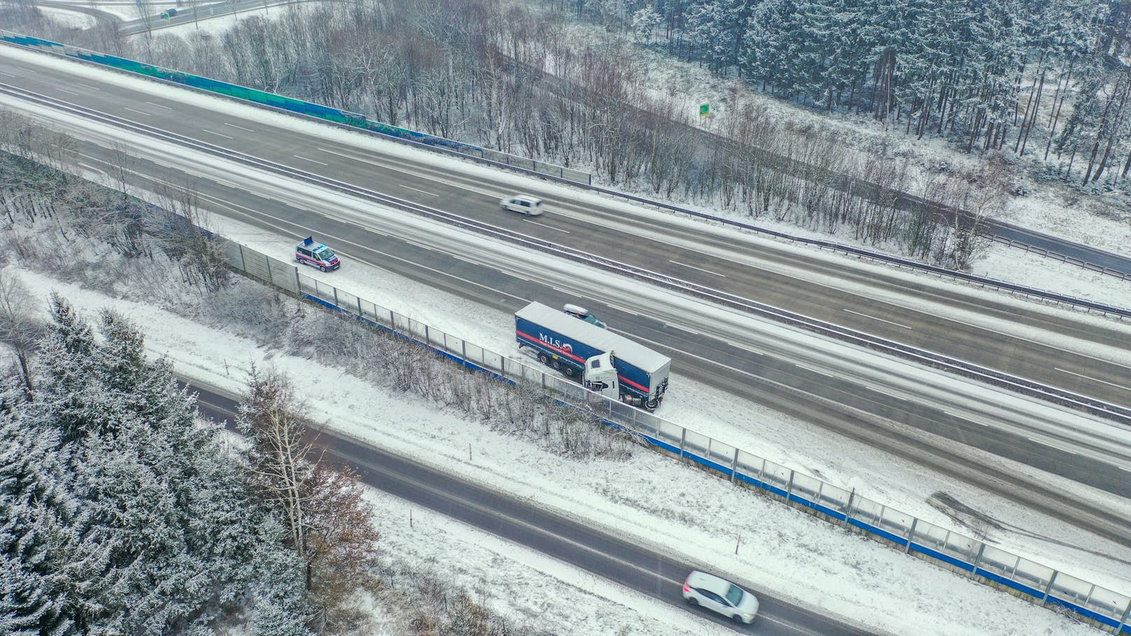 Im dichten Schneetreiben kam es auf der Westautobahn zu einem Unfall. 