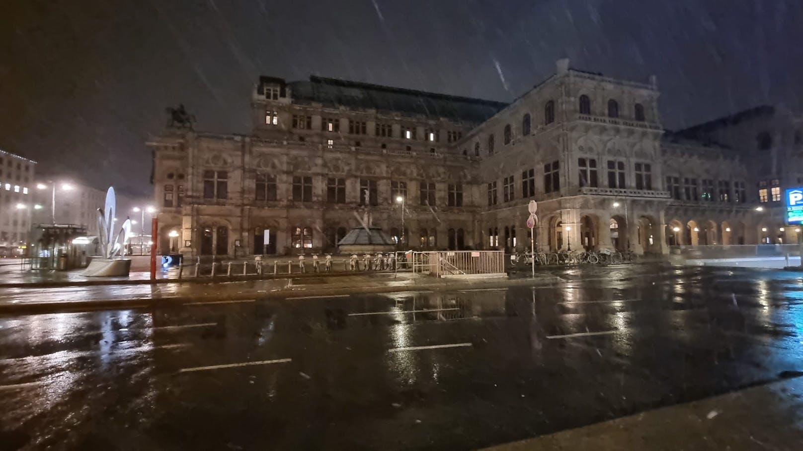 Gleich mehrere Bundesländer dürfen sich am Mittwoch über Schnee freuen – darunter auch die Bundeshauptstadt. "Heute" hat die Schneefotos aus den Bezirken.