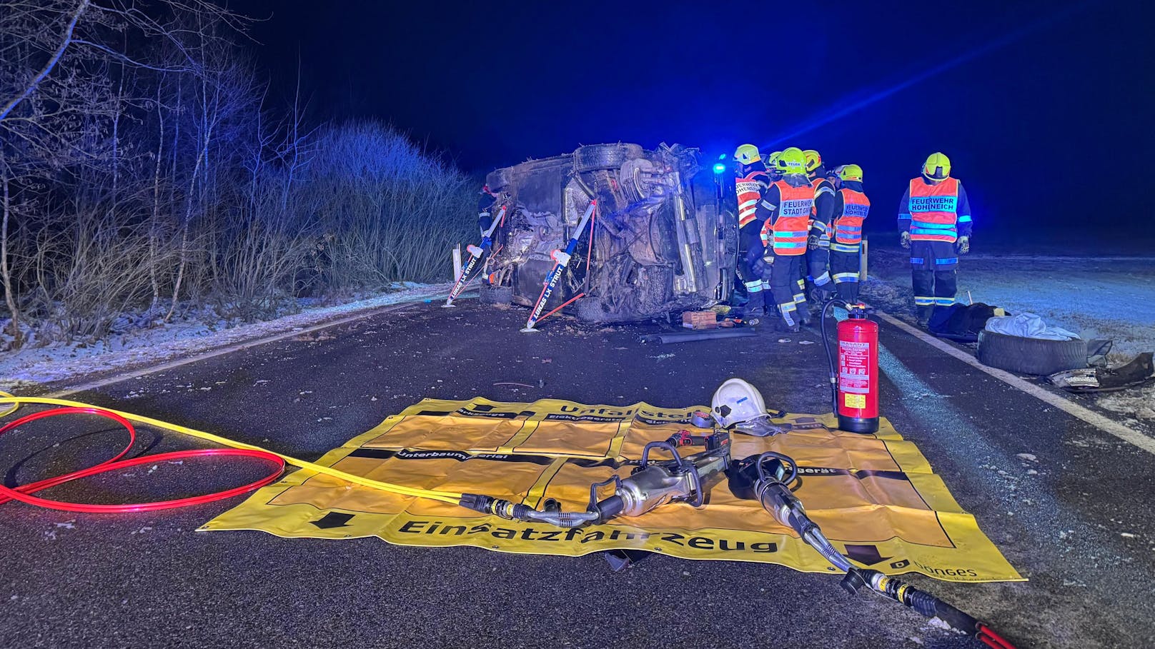 Schwerer Unfall bei Nondorf: Die Feuerwehr im Einsatz