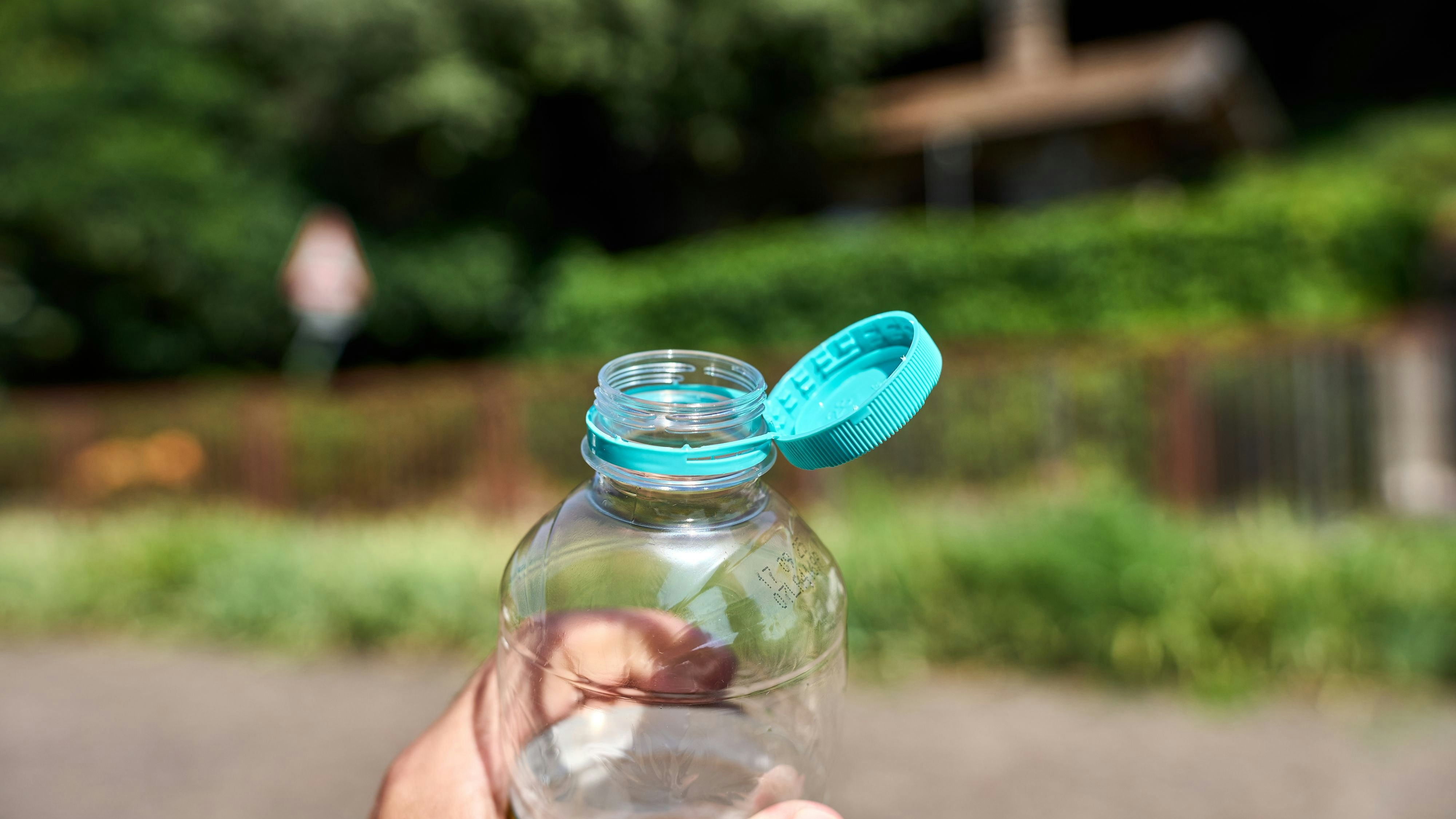 Die Kappe bleibt dran: Verschlusskappen sollten auf der Flasche sein, wenn sie retourniert wird, das Pfand gibt's aber auch für Flaschen ohne Kappe zurück