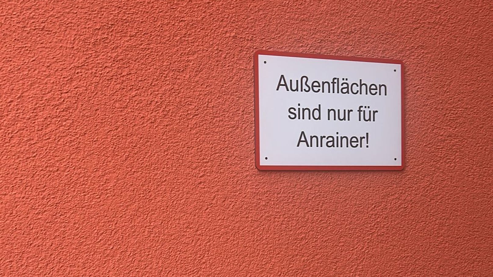 Verboten ist das Spielen hingegen auf Grünflächen, die als Erholungszonen dienen sollen. Da sich diese auch im Innenhof eines Wohnhauses befinden, appelliert ein Sprecher von "Heimbau".