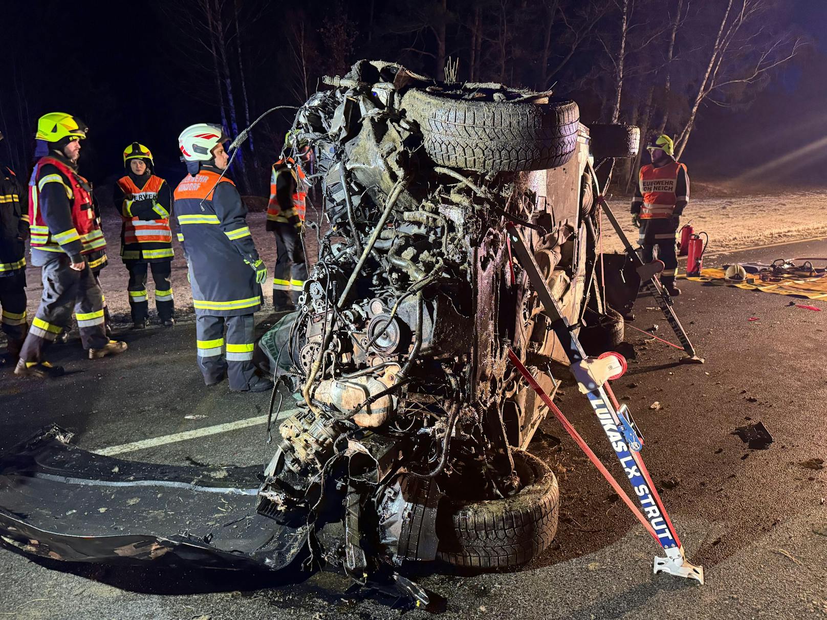 Schwerer Unfall bei Nondorf: Die Feuerwehr im Einsatz