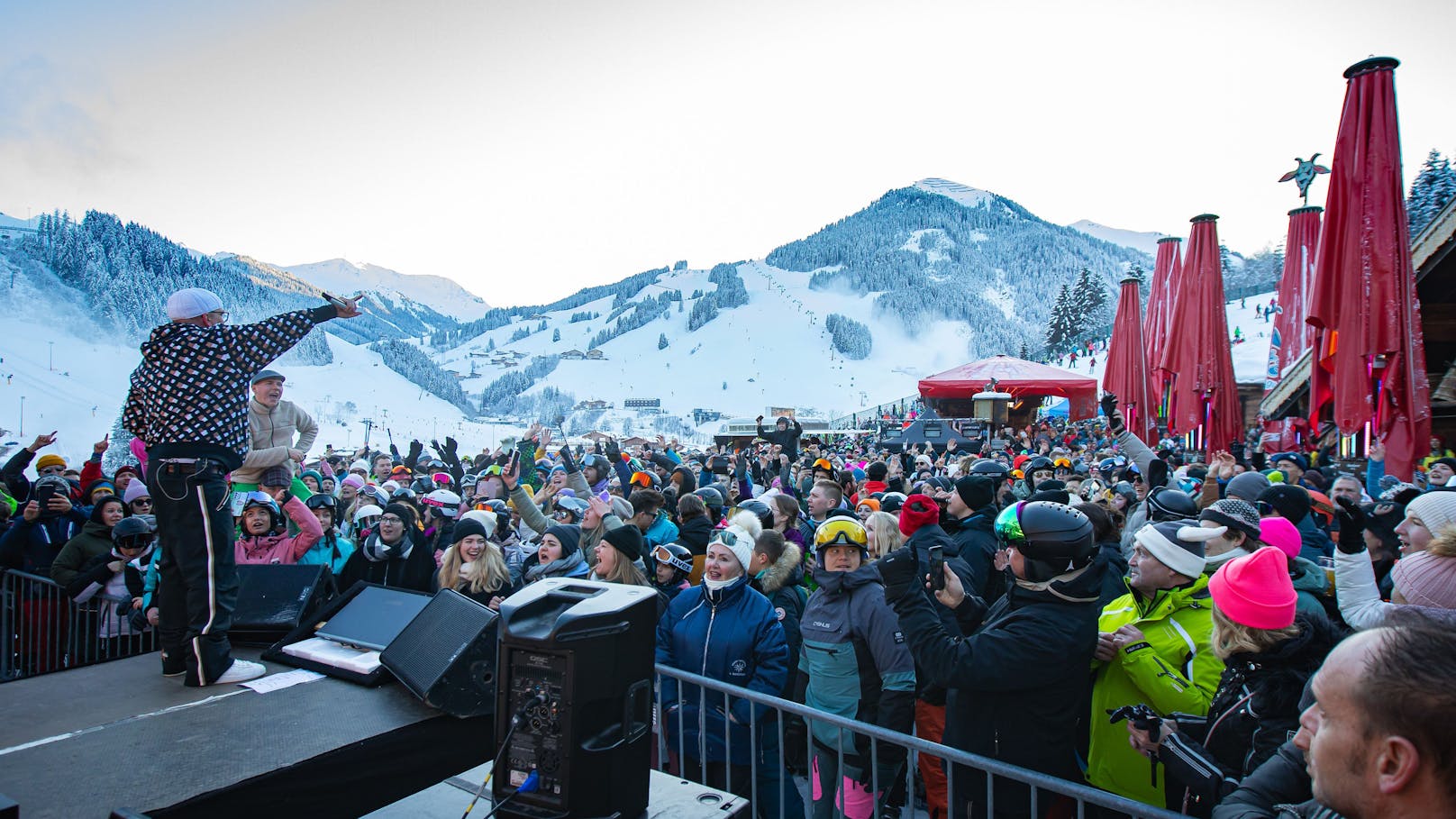 Nach fulminanten sieben Jahren der DJ Ötzi Gipfeltour laufen nun die Vorbereitungen für die achte Runde für das Jahr 2025 auf Hochtouren. „Back to the Roots“ – wie in den guten, alten Zeiten tourt Gerry Friedle mit Live-Show und DJ-Set durch die angesagtesten Skigebiete.