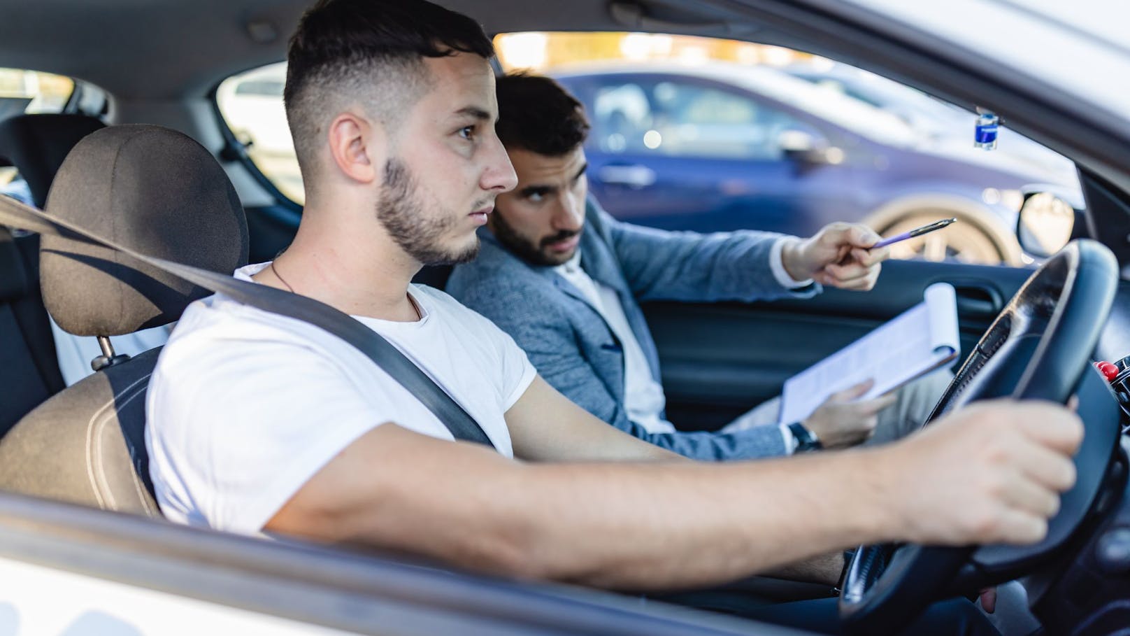 Mann steigt bei Fahrprüfung aus, fliegt sofort durch