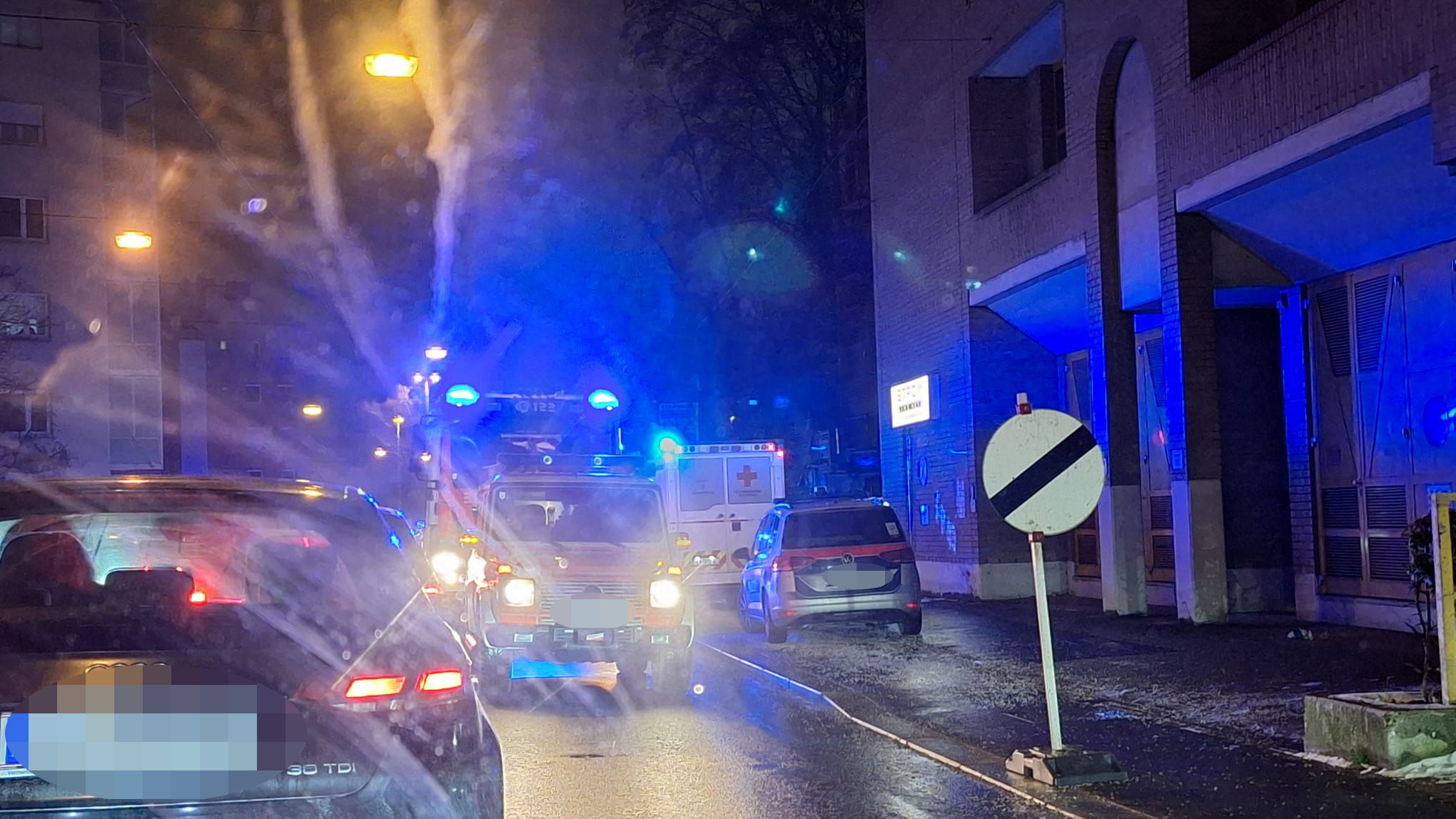 Mehrere Rettungsautos standen am Mittwochabend in der Waldeggstraße in Linz im Einsatz.