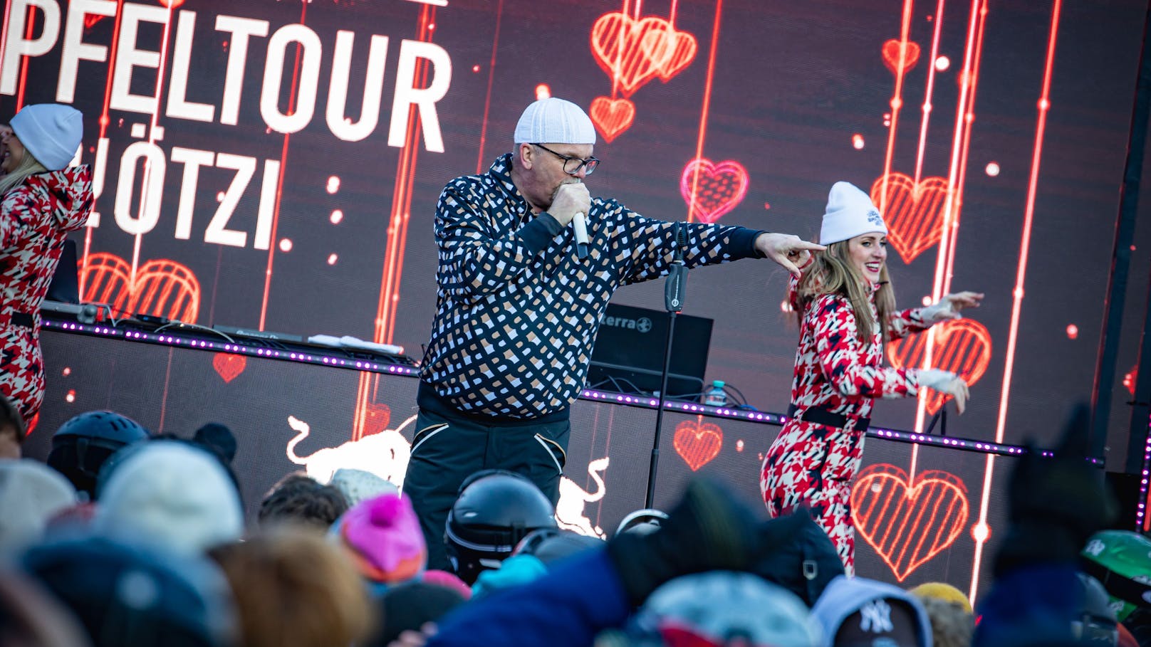 Nach fulminanten sieben Jahren der DJ Ötzi Gipfeltour laufen nun die Vorbereitungen für die achte Runde für das Jahr 2025 auf Hochtouren. „Back to the Roots“ – wie in den guten, alten Zeiten tourt Gerry Friedle mit Live-Show und DJ-Set durch die angesagtesten Skigebiete.