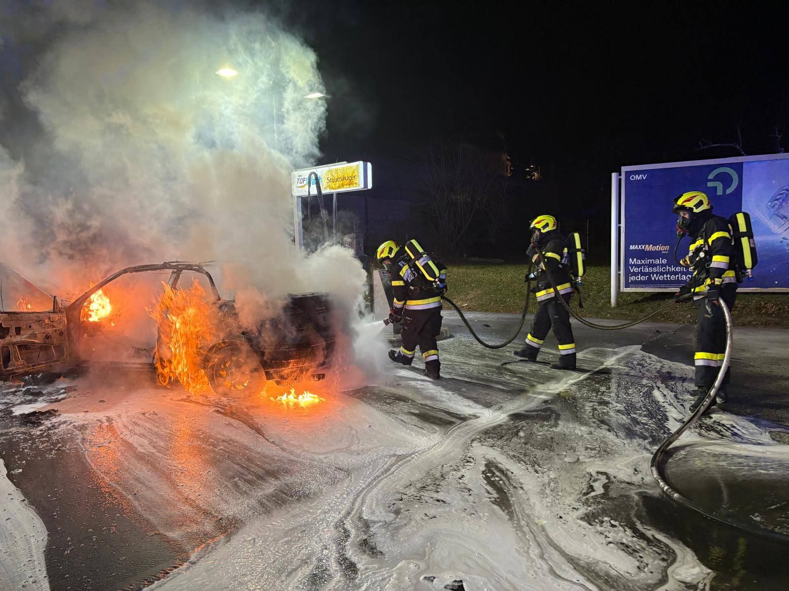 Die Feuerwehr konnte den Fahrzeugbrand unter Kontrolle bringen.