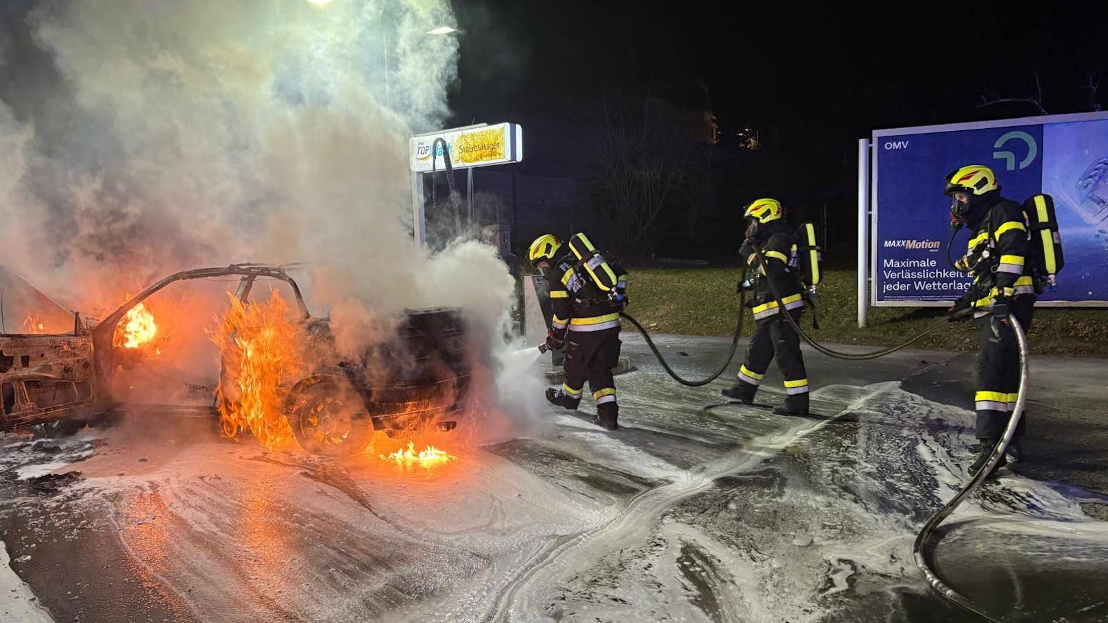 Auto stand an steirischer Tankstelle in Flammen