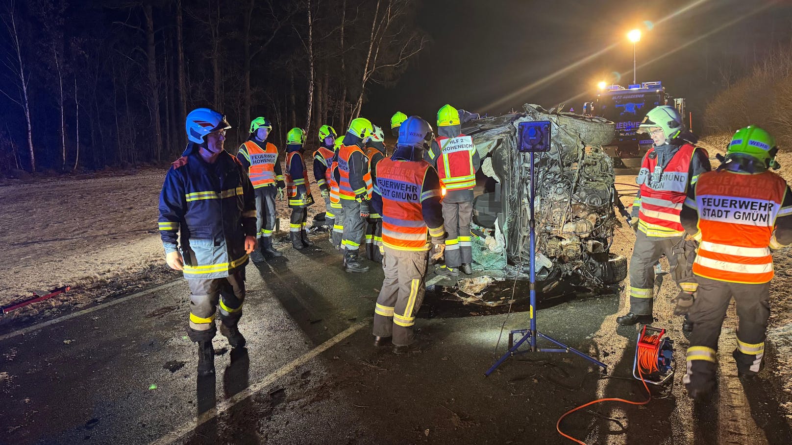 Schwerer Unfall bei Nondorf: Die Feuerwehr im Einsatz