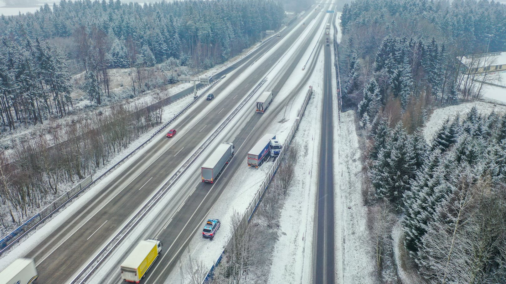 Im dichten Schneetreiben kam es auf der Westautobahn zu einem Unfall. 