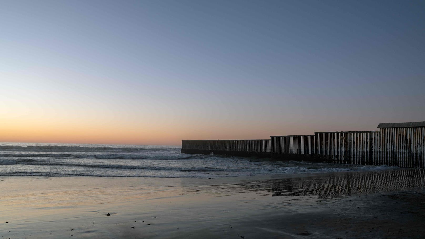 Die US-Amerikanische Grenze am Strand von Tijuana ist durch einen hohen Zaun gesichert.