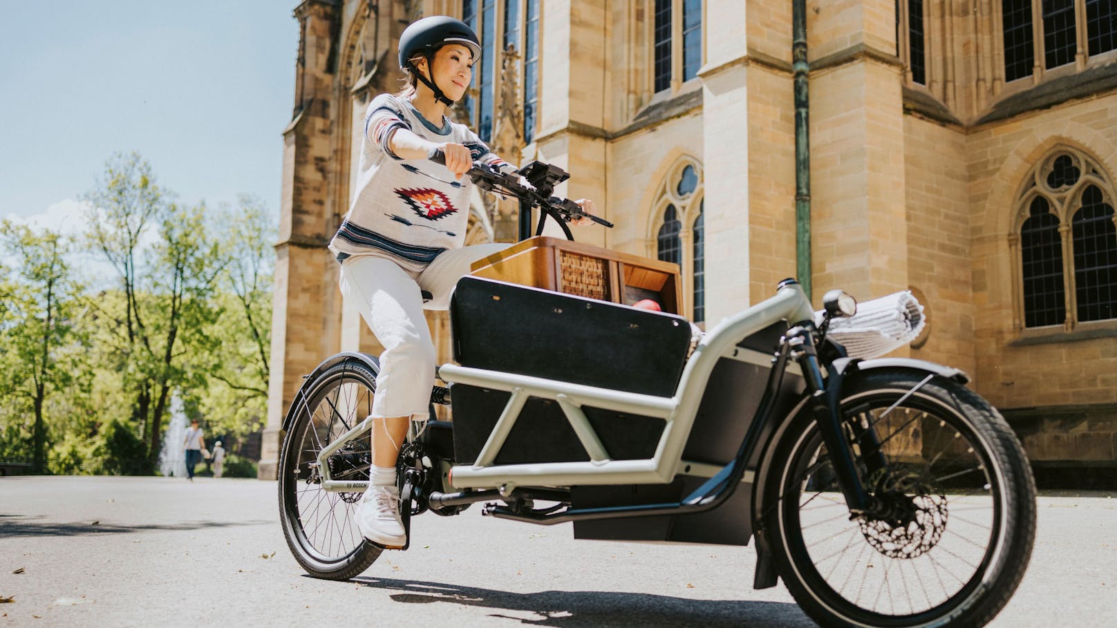 Ob man mit den Kleinen in den Kindergarten unterwegs ist oder den Einkauf nach Hause transportieren möchte – das eCargo Bike ist ein verlässlicher und umweltfreundlicher Partner im Alltag.