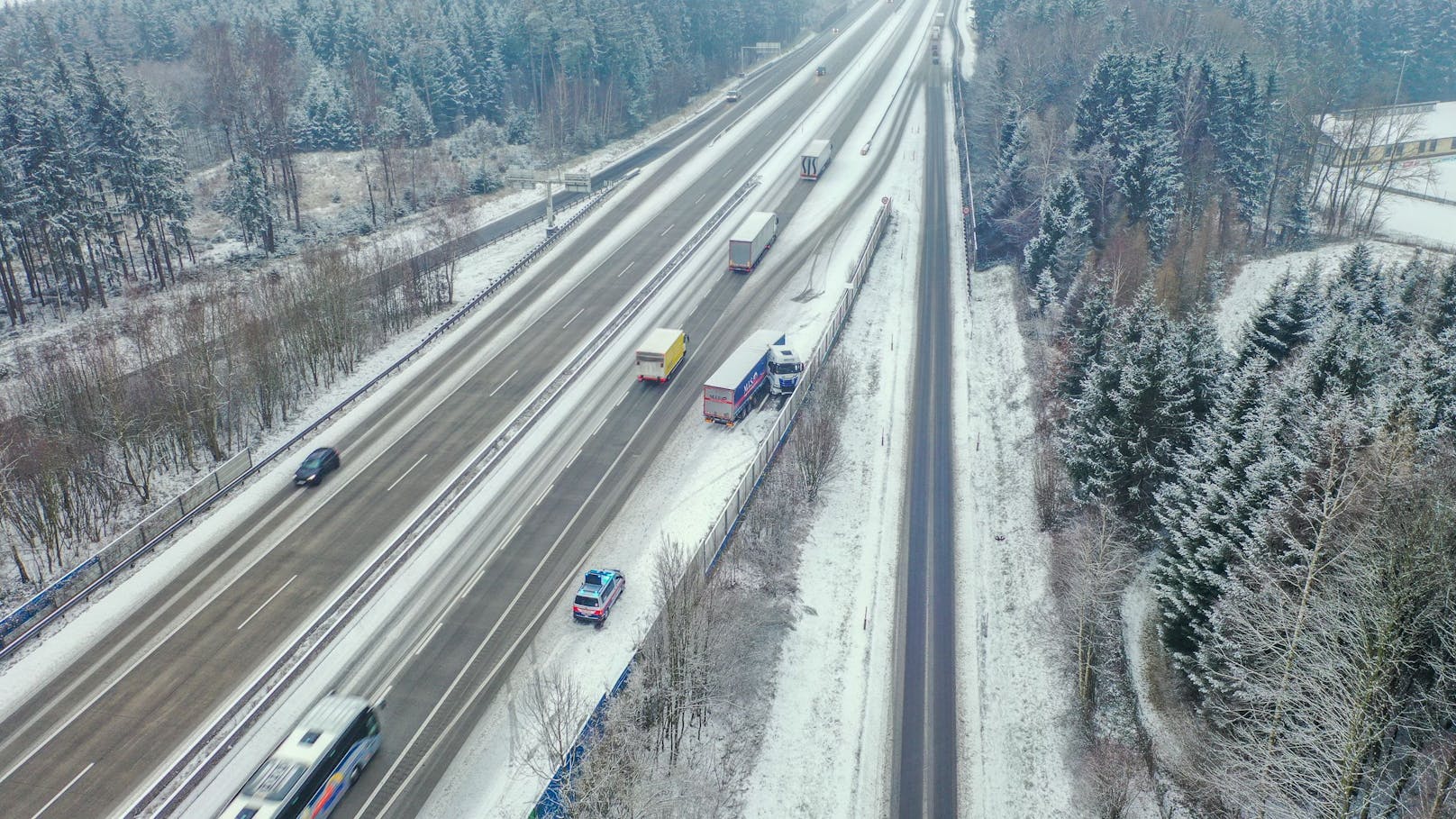 Im dichten Schneetreiben kam es auf der Westautobahn zu einem Unfall. 