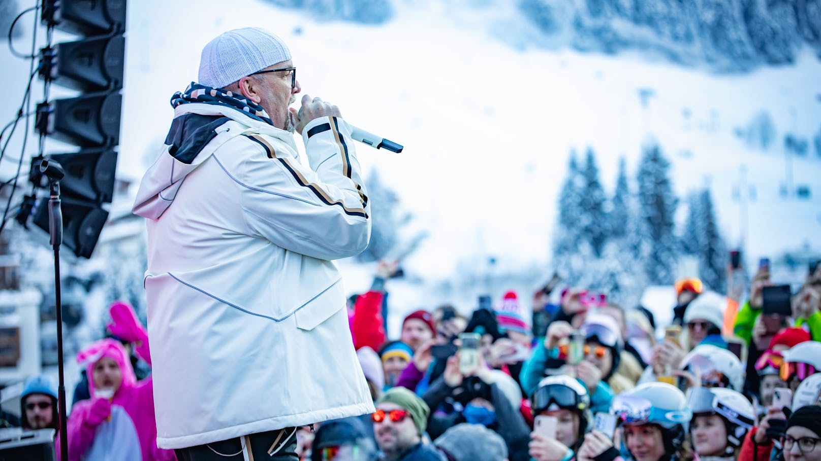 Nach fulminanten sieben Jahren der DJ Ötzi Gipfeltour laufen nun die Vorbereitungen für die achte Runde für das Jahr 2025 auf Hochtouren. „Back to the Roots“ – wie in den guten, alten Zeiten tourt Gerry Friedle mit Live-Show und DJ-Set durch die angesagtesten Skigebiete.