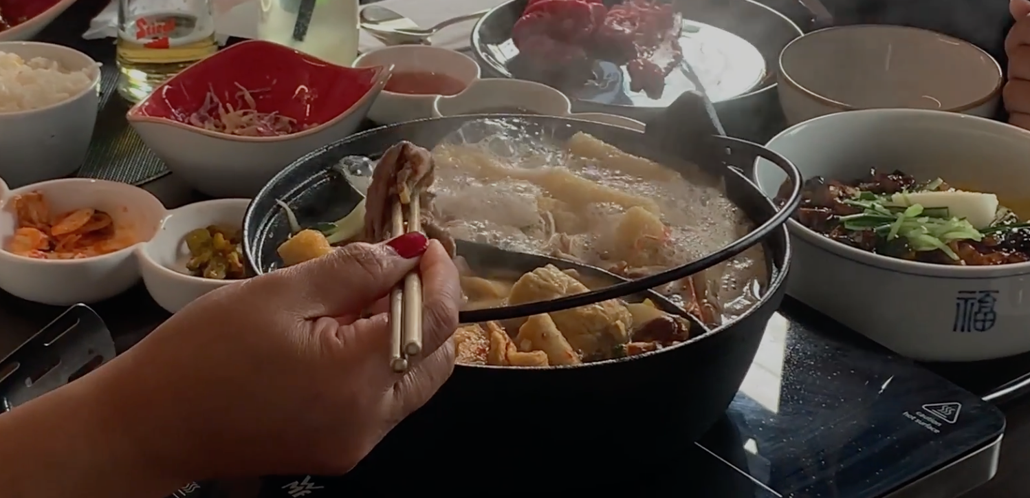 Eine heiße Brühe, viele Einlagen, viel Geselligkeit - das ist das Prinzip des Hot Pot