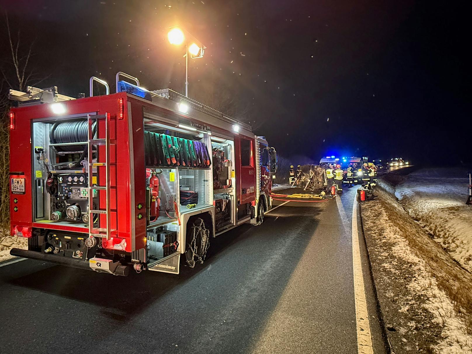 Schwerer Unfall bei Nondorf: Die Feuerwehr im Einsatz