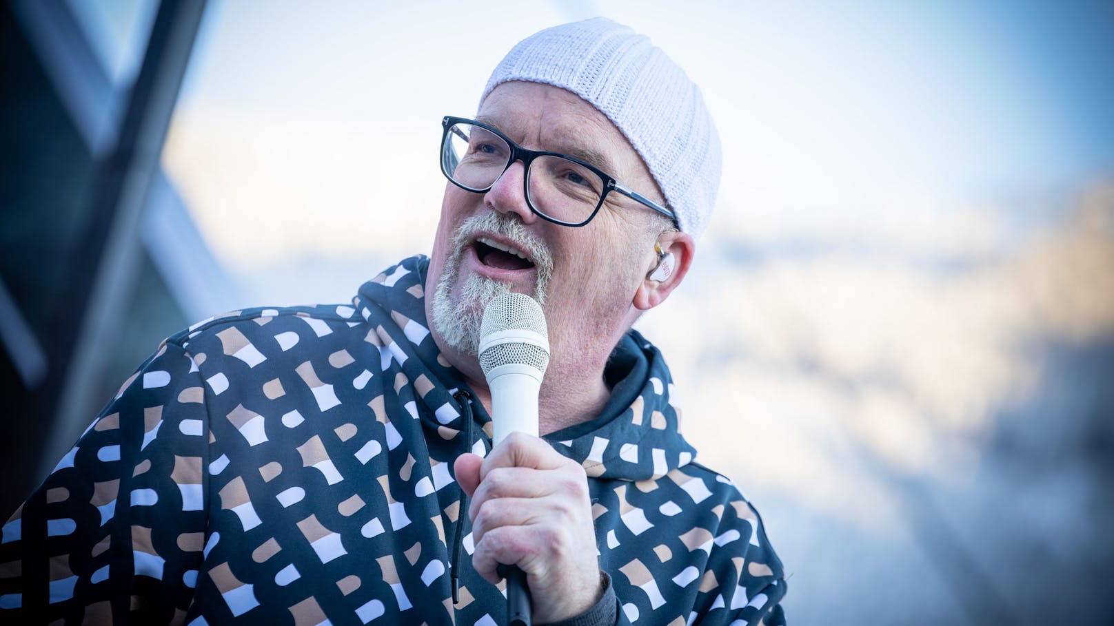 Nach fulminanten sieben Jahren der DJ Ötzi Gipfeltour laufen nun die Vorbereitungen für die achte Runde für das Jahr 2025 auf Hochtouren. „Back to the Roots“ – wie in den guten, alten Zeiten tourt Gerry Friedle mit Live-Show und DJ-Set durch die angesagtesten Skigebiete.