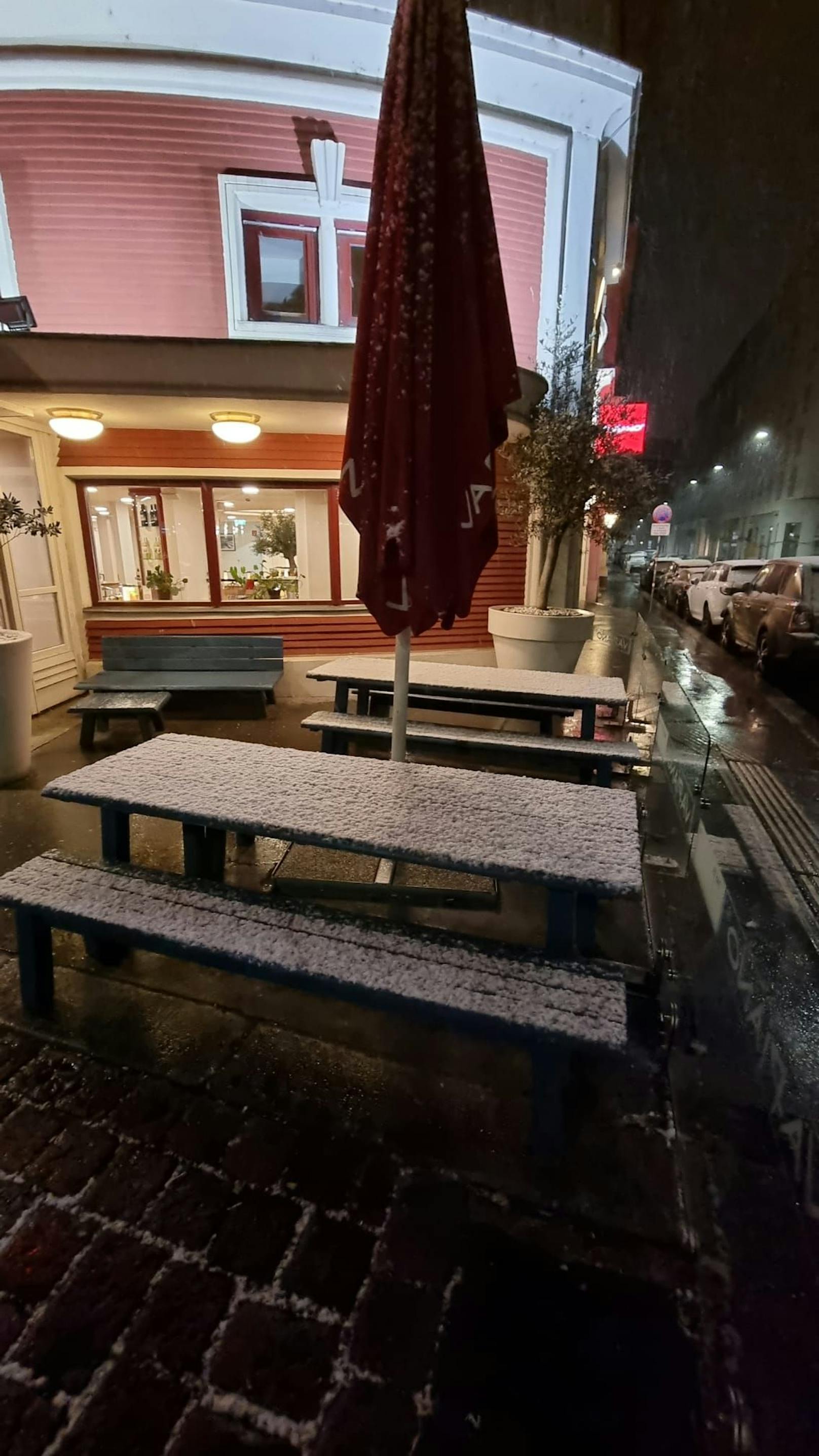 Gleich mehrere Bundesländer dürfen sich am Mittwoch über Schnee freuen – darunter auch die Bundeshauptstadt. "Heute" hat die Schneefotos aus den Bezirken.