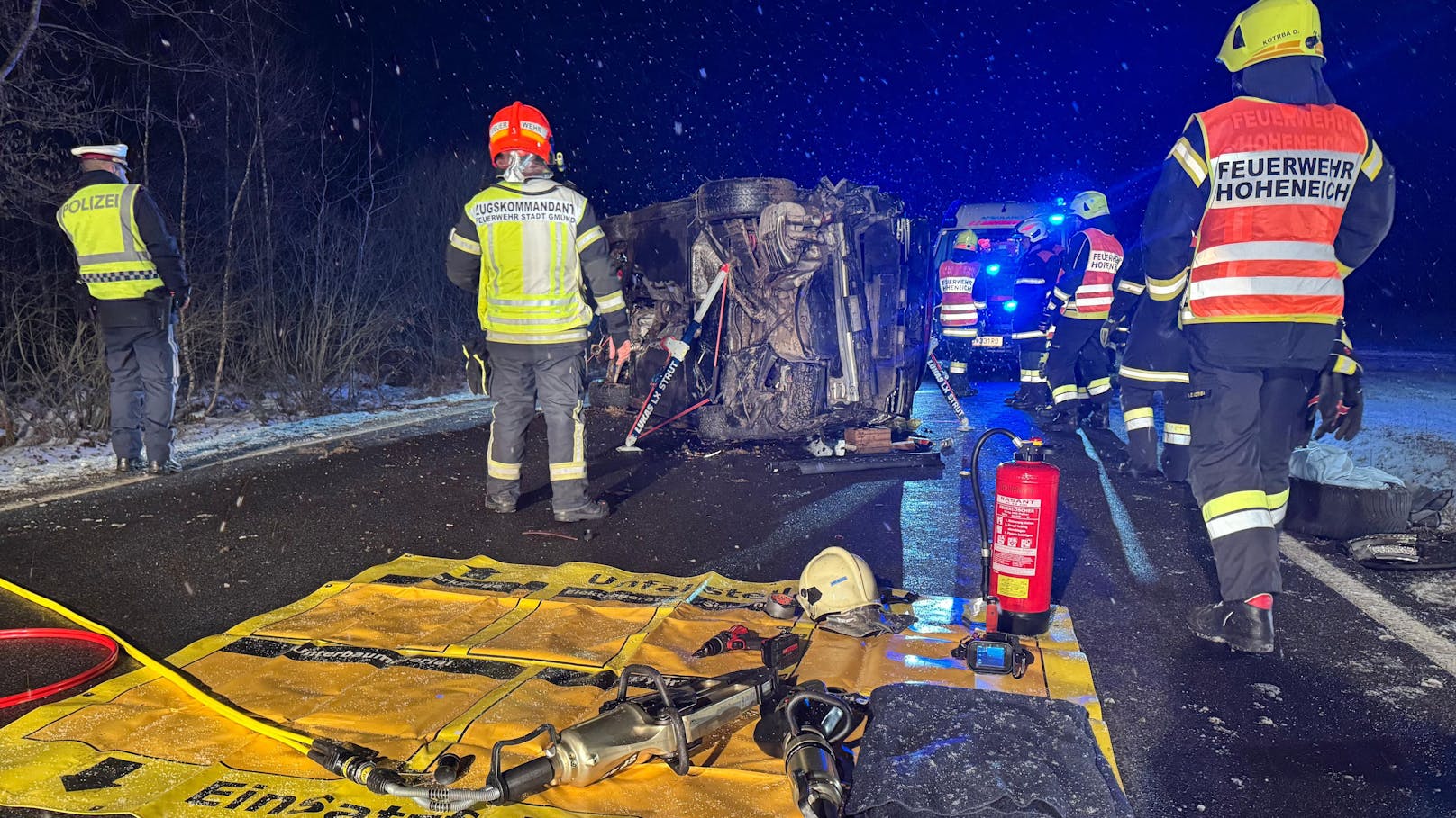 Schwerer Unfall bei Nondorf: Die Feuerwehr im Einsatz